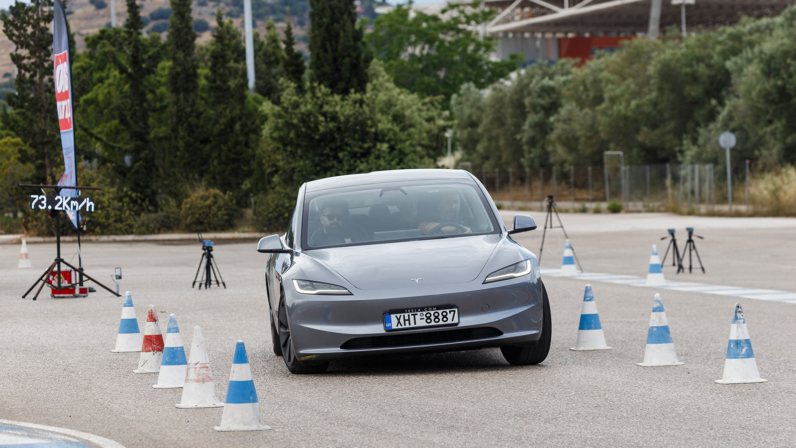 Το Tesla Model 3 ολοκλήρωσε τη δοκιμασία με 73 χλμ./ώρα, μία επίδοση κάτω από το μέσο όρο των ηλεκτρικών μοντέλων που έχουμε δοκιμάσει μέχρι στιγμής.