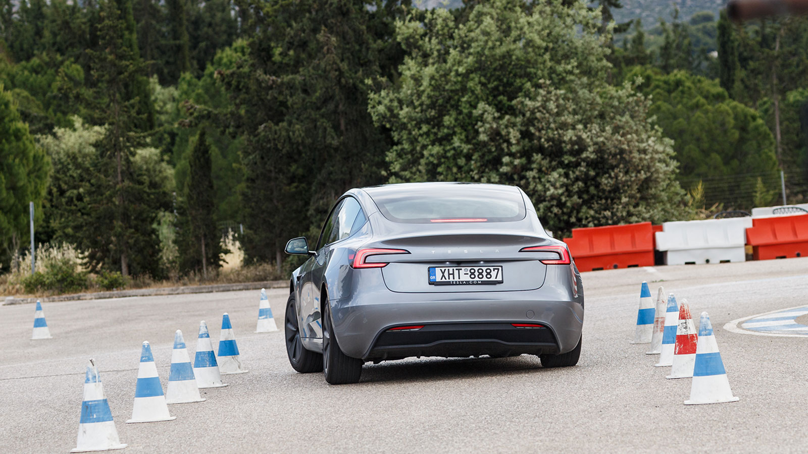 Το Model 3 είχε πολύ καλή αίσθηση από το σύστημα διεύθυνσης και το τιμόνι του ήταν αρκετά γρήγορο και ακριβές δίνοντας μια αρκετά φυσική ροή στην πορε