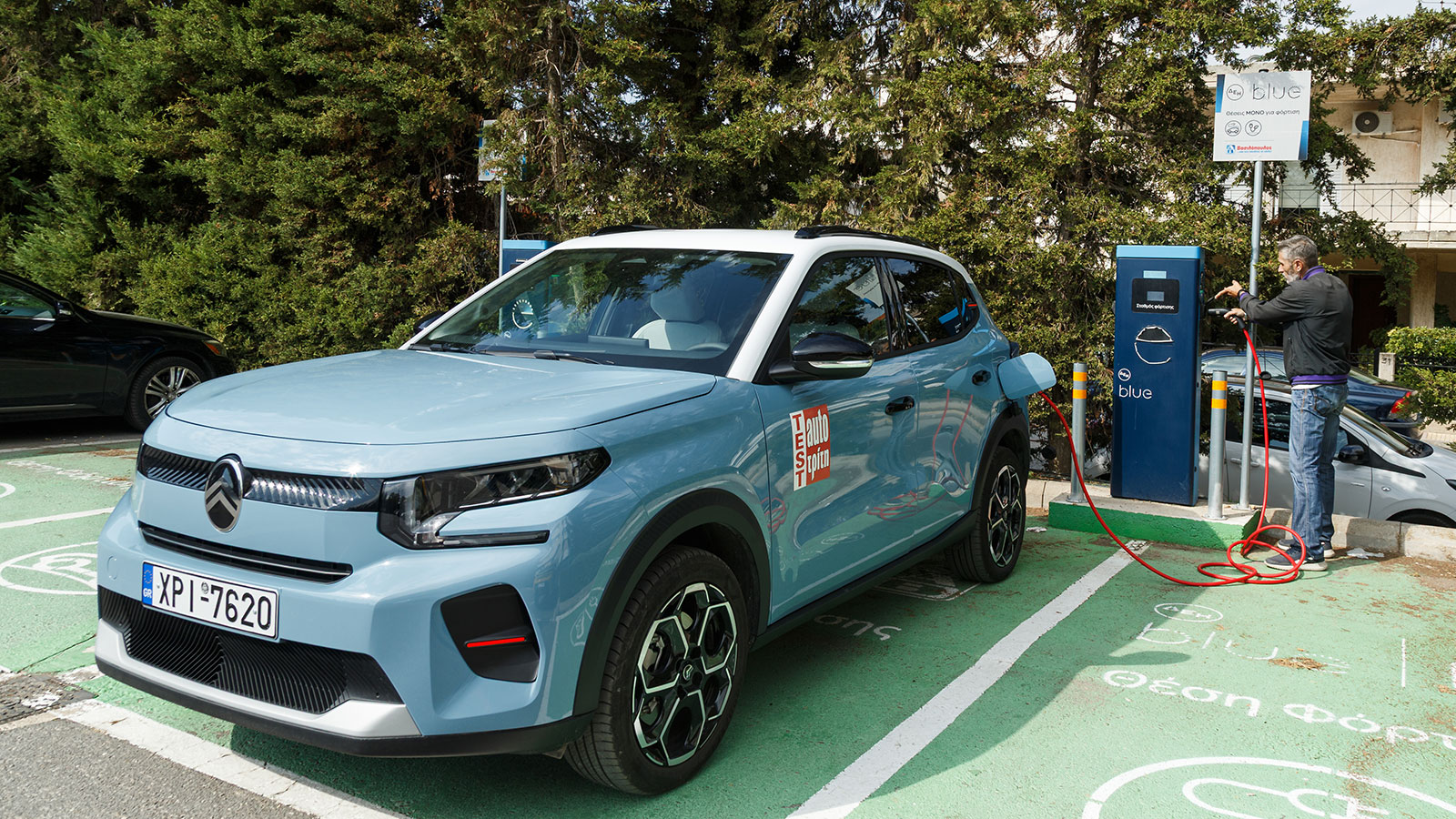Το Citroen e-C3 εφοδιάζεται με μπαταρία 44 kWh, συνεπώς σε έναν οποιοδήποτε δημόσιο 11άρη φορτιστή σε ένα δίωρο έχει γεμίσει το 50%. 