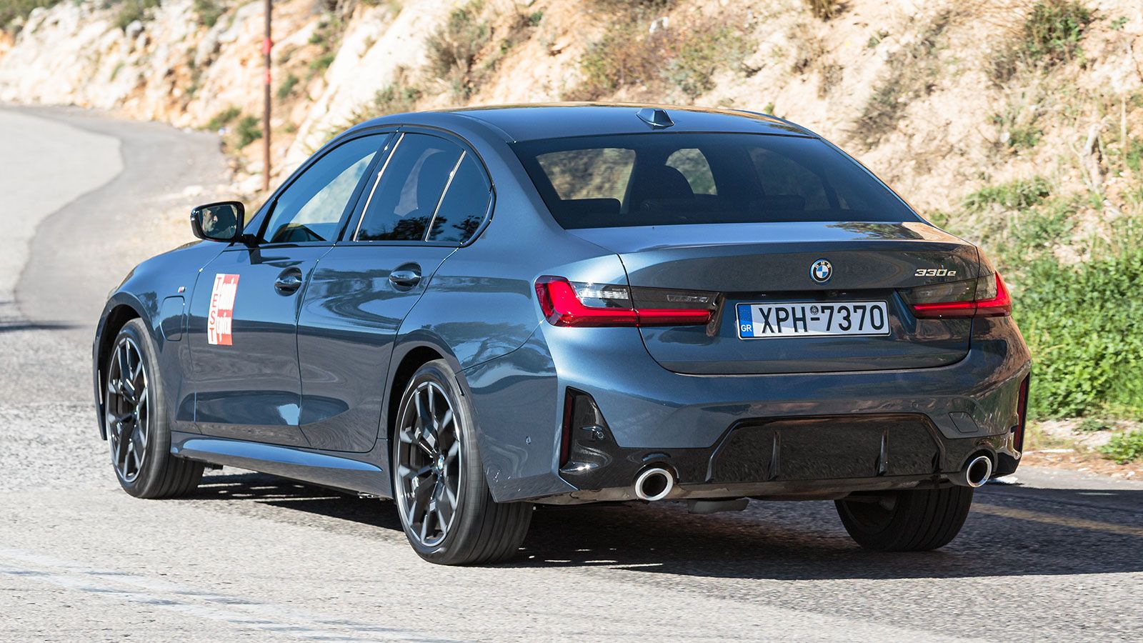 Το 80-120 χλμ./ώρα των 3,7 δλ. που χρειάζεται η BMW 330 e δείχνει πως το αυτοκίνητο είναι ικανό για σβέλτες και ασφαλείς προσπεράσεις.