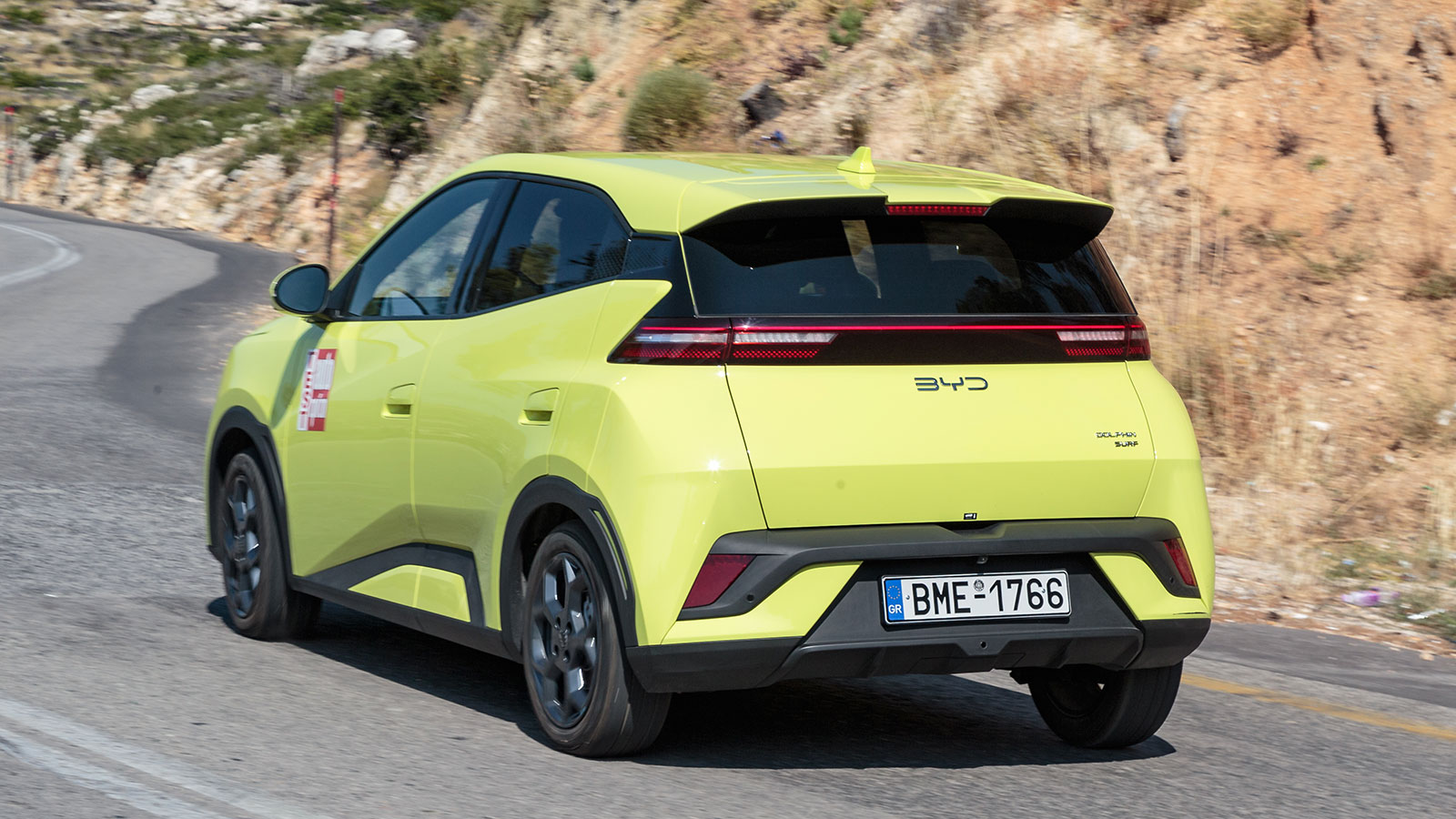 Η ποιότητα κύλισης και η άνεση της ανάρτησης είναι σε καλό επίπεδο για τα δεδομένα της κατηγορίας, όμως από την άλλη σε πιο γρήγορους ρυθμούς το Surf 