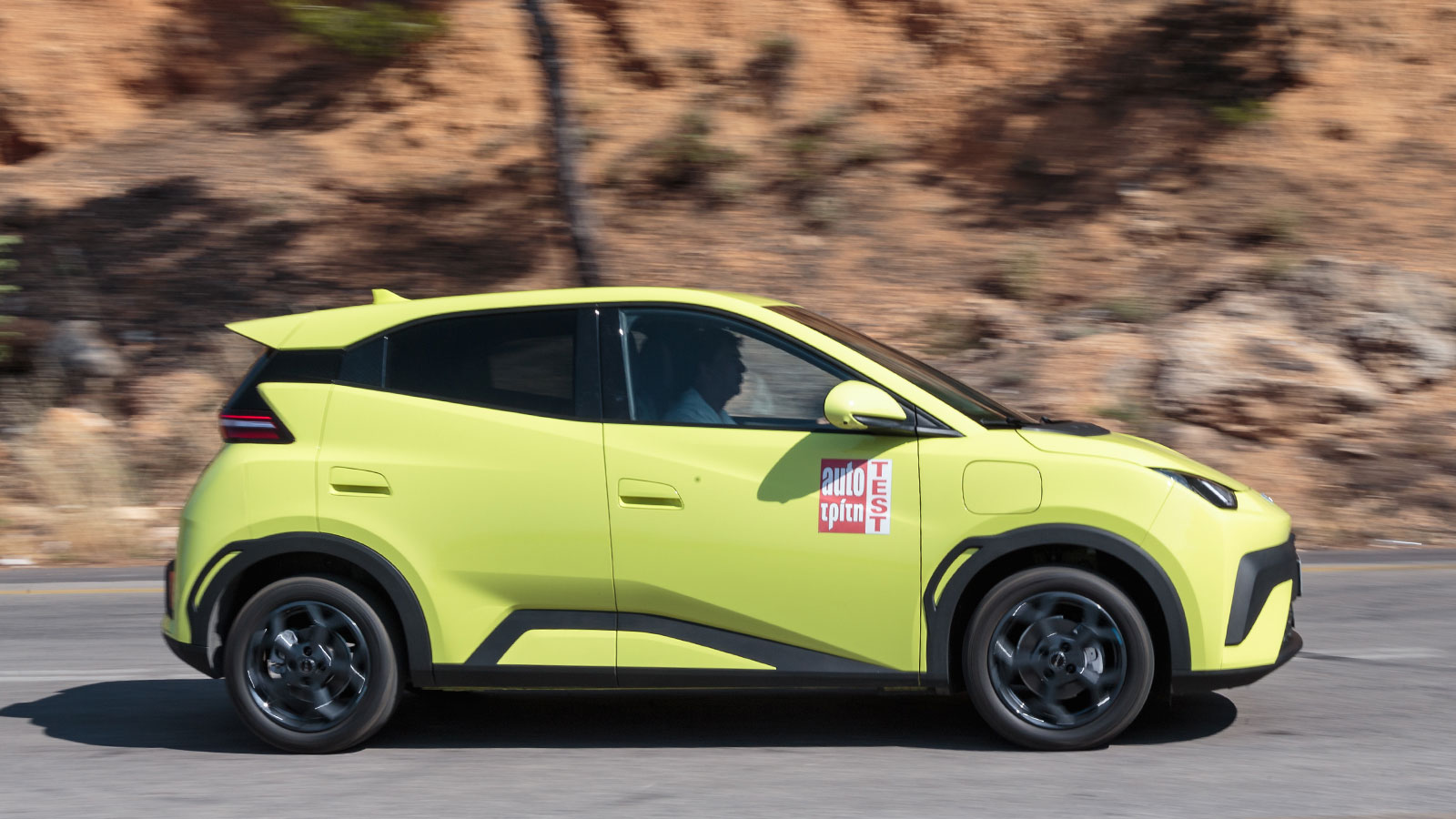 Συνολικά το Surf είναι αρκετά ευχάριστο δρόμο, έχοντας ως μεγάλο πλεονέκτημα την ευελιξία που του χαρίζει ο μικρός κύκλος στροφής.
