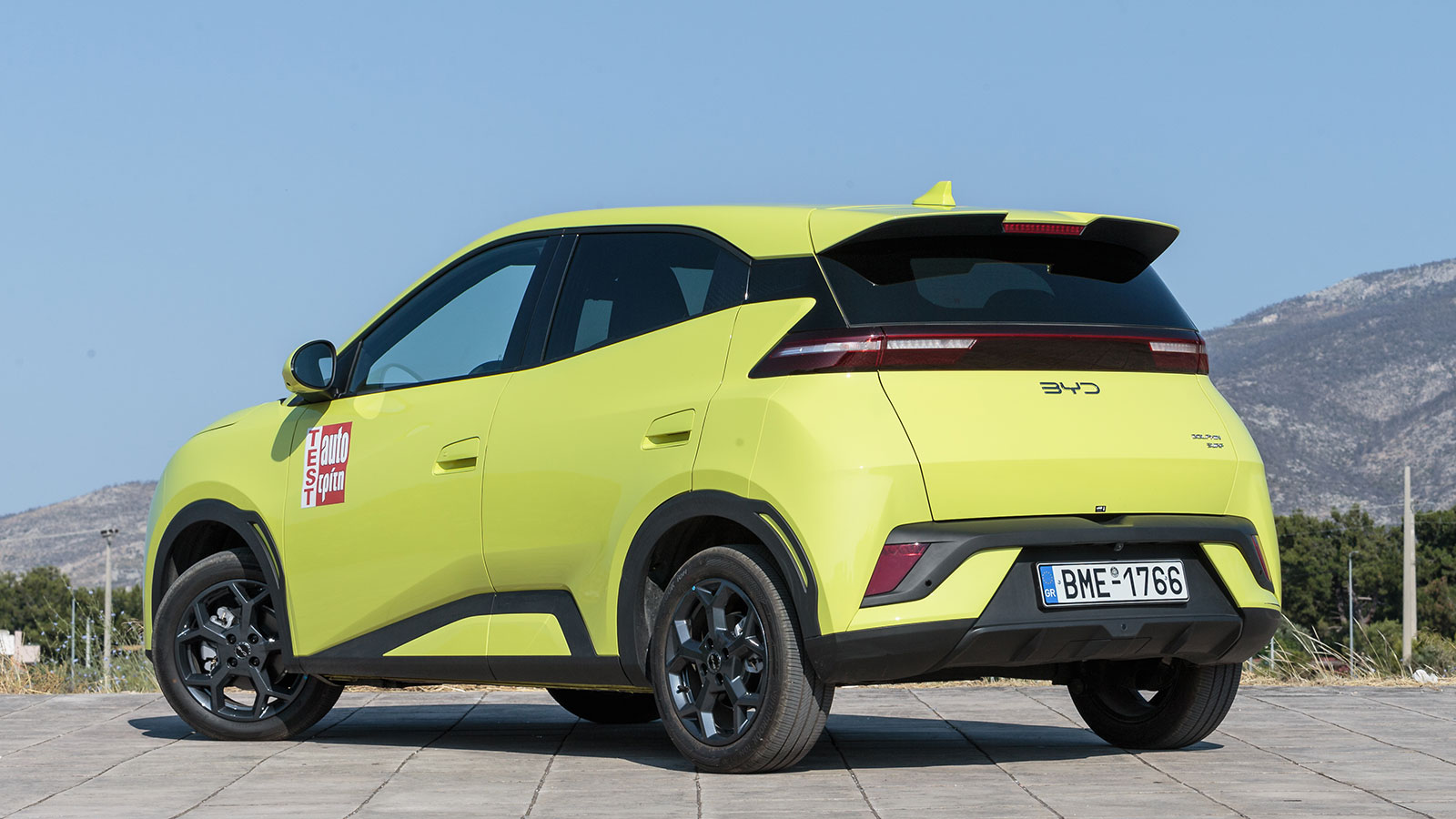 Το Surf συνδυάζει δυναμικά χαρακτηριστικά με αιχμηρές ακμές και πτυχώσεις στο αμάξωμα, σε συνδυασμό με παιχνιδιάρικες λεπτομέρειες.