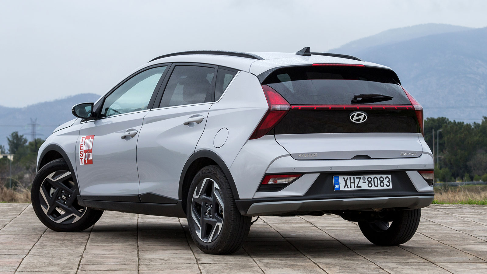 Το Hyundai Bayon παρουσιάζει μια out of the box σχεδίαση, λόγω της ιδιαίτερης πίσω κολώνας που καταλήγει σε σχήμα μπούμερανγκ και ενσωματώνει αντίστοι