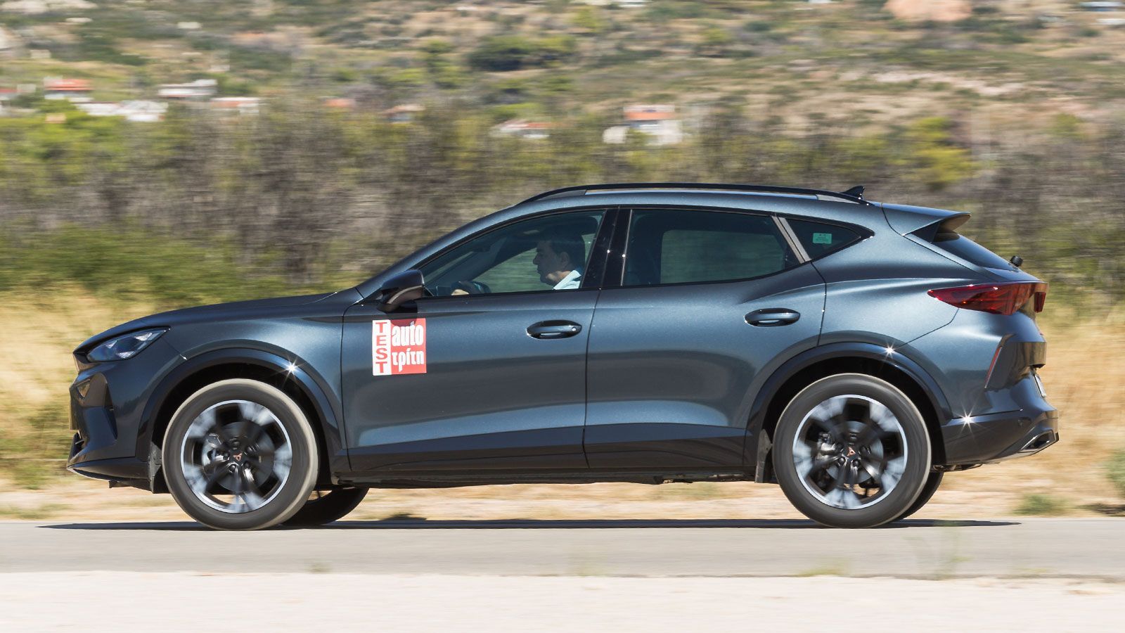 Το plug-in hybrid εφοδιάζεται με μια μεγάλη μπαταρία χωρητικότητας, 25,7 kWh (19,7 κιλοβατώρες η ωφέλιμη) που σε πραγματικές συνθήκες μπορεί να βγάλει