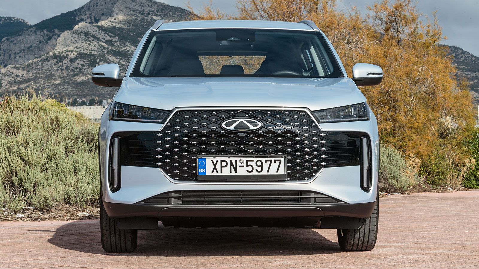 Η μεγάλη μάσκα με το 3D πλέγμα και τα κάθετα λεπτά φώτα ημέρας δίνουν ένα πιο νεανικό αέρα και δυναμισμό στο συνολικό αποτέλεσμα.