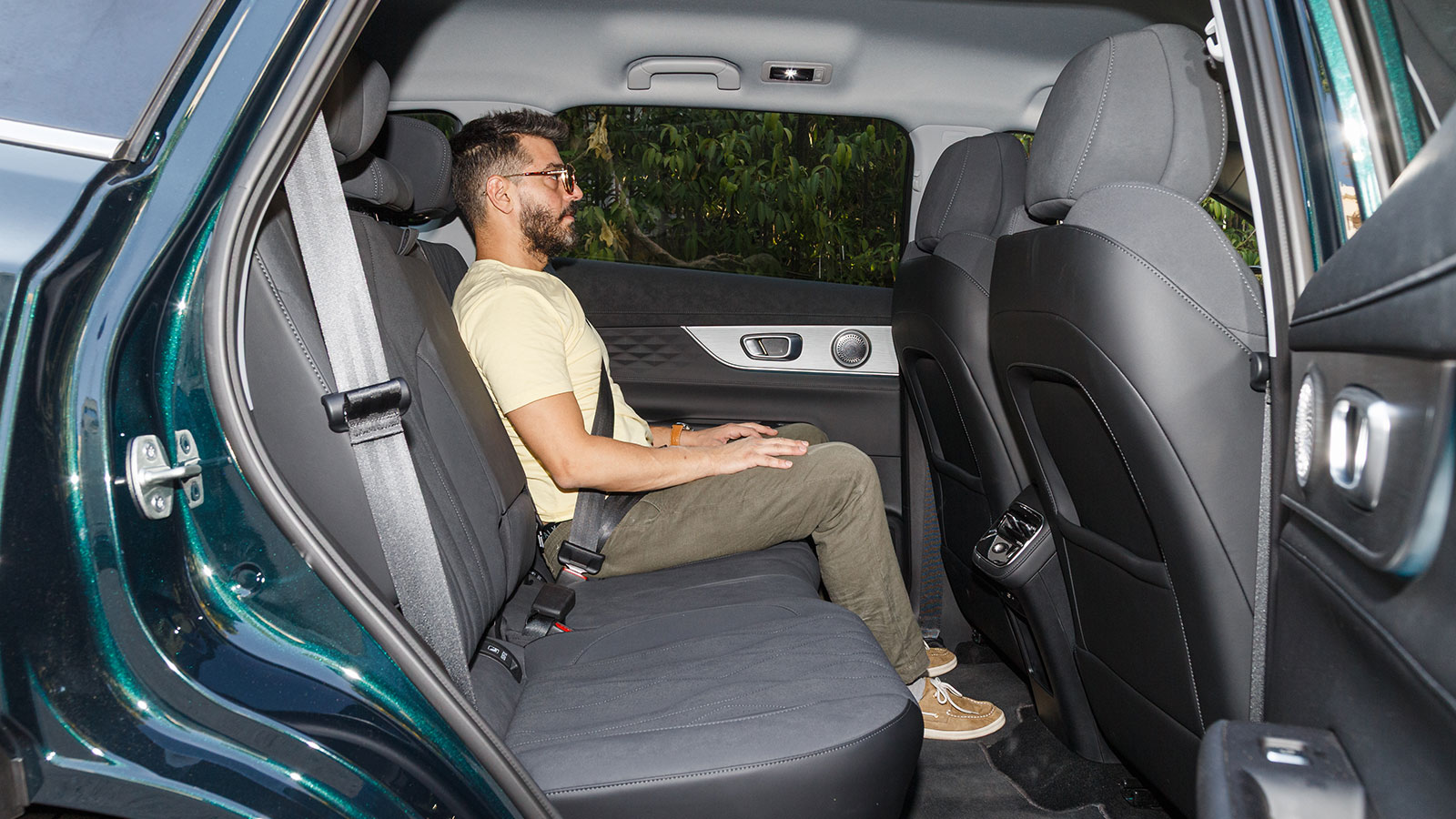 Στη δεύτερη σειρά καθισμάτων οι επιβάτες έχουν 24 εκ. αέρα για τα πόδια, ενώ τα 12 εκ. διαθέσιμου χώρου για το κεφάλι σημαίνει πως μέχρι 2 μ. ύψος δεν