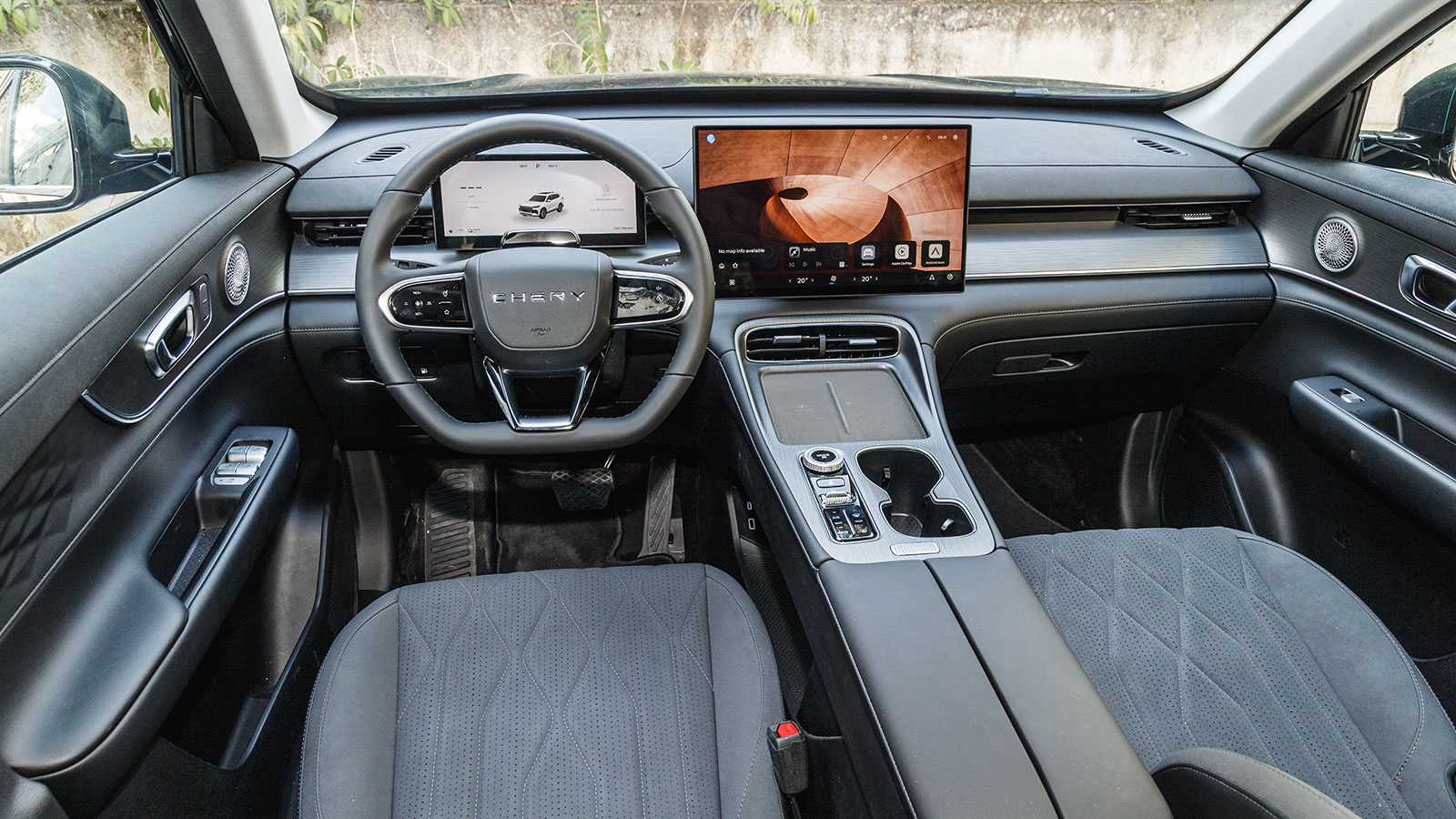 Το επίπεδο ποιότητας και η επιλογή των υλικών είναι άνω του μέσου όρου, με γερή συναρμογή, αξιόλογο φινίρισμα και όμορφες ενθέσεις.