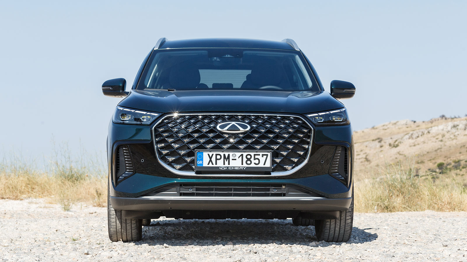 Στο μπροστινό μέρος ξεχωρίζει η μεγάλη μάσκα με το μοτίβο διαμαντιού που ξεκινάει ακριβώς από το καπό και εφάπτεται στα άνω άκρα με τους LED προβολείς