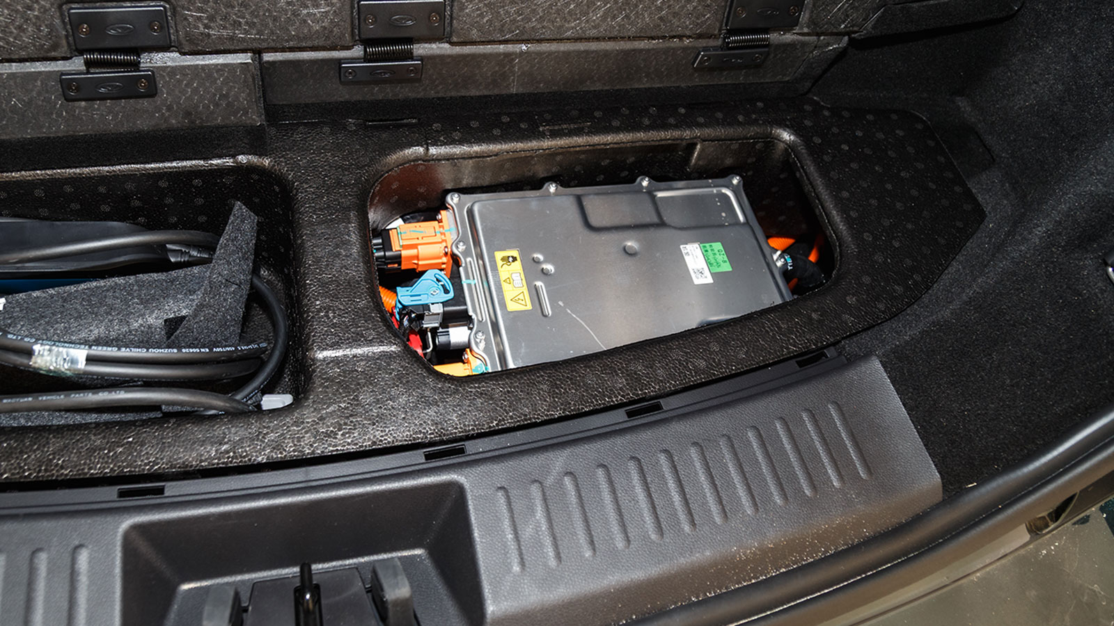 Παρόλο που η PHEV υλοποίηση του Tiggo 8 είναι από τις καλές, δεν μας άρεσε που κάποια μέρη του υβριδικού συστήματος είναι εκτεθειμένα κάτω από τον εσω