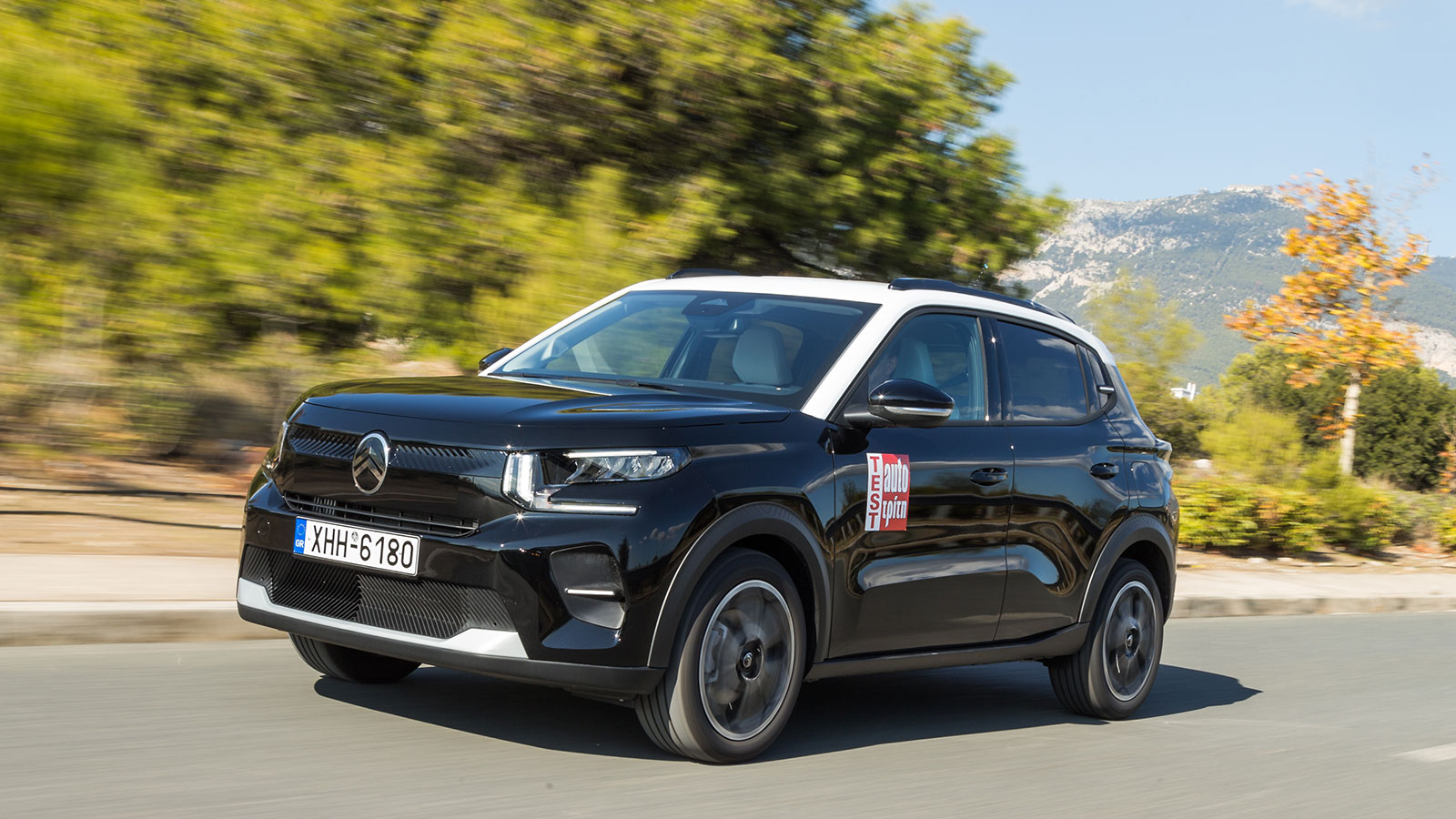 Το C3 είναι αδιαμφισβήτητα το πιο διαφορετικό, καθώς θυμίζει SUV. Είναι αρκετά πιο ψηλό (1,57 μ.), έχει σχεδόν 20 εκ. απόσταση από το έδαφος και διαθέ