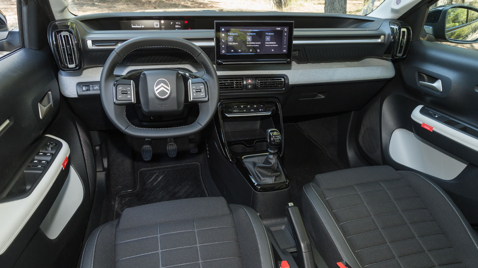 Η κατασκευή της καμπίνας στο C3 ικανοποιεί στη συναρμολόγησή της, αποτελούμενη αποκλειστικά από σκληρά στην αφή υλικά, αλλά καλής ποιότητας.