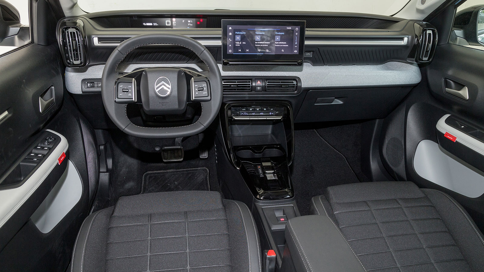 Λιτό, αλλά γεροδεμένο και μοντέρνο το εσωτερικό του Citroen e-C3, με την εργονομία να παίρνει πολύ υψηλό βαθμό. Χάρη στην υψηλή θέση οδήγησης, μπορείς
