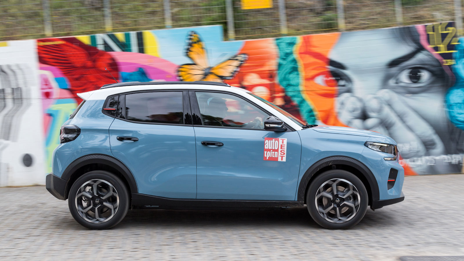 Περάσαμε αρκετές ώρες πίσω από το τιμόνι του ηλεκτρικού C3, οδηγώντας το σε διάφορα spots του κέντρου