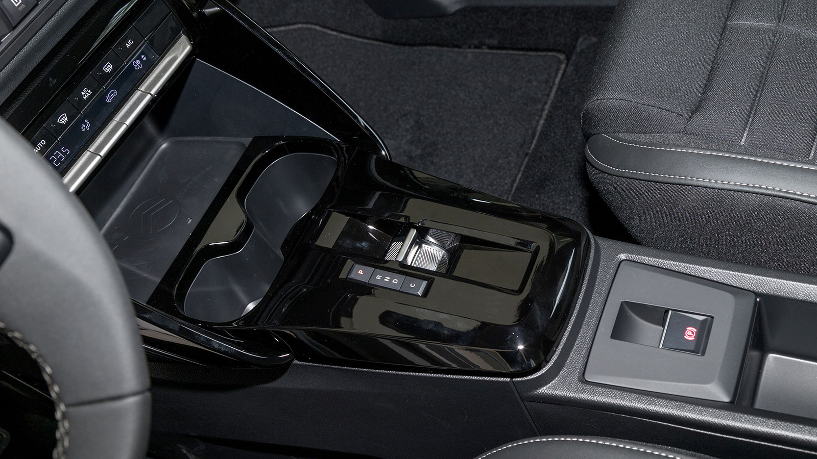 Στη διπλή ποτηροθήκη του C3 χωράνε δύο κανονικά ποτήρια και στο κάτω μέρος της κονσόλας υπάρχει μεγάλη θέση όπου μπορείς να βολέψεις κινητό, κλειδιά κ