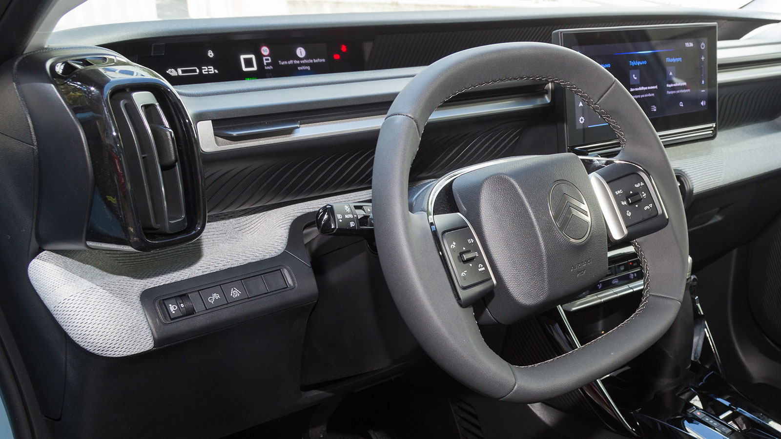 Στο C3 οι βασικές λειτουργίες είναι άμεσα προσβάσιμες. Ο κλιματισμός έχει δικά του φυσικά μπουτόν, ενώ ακόμα και το lane assist απενεργοποιείται άμεσα