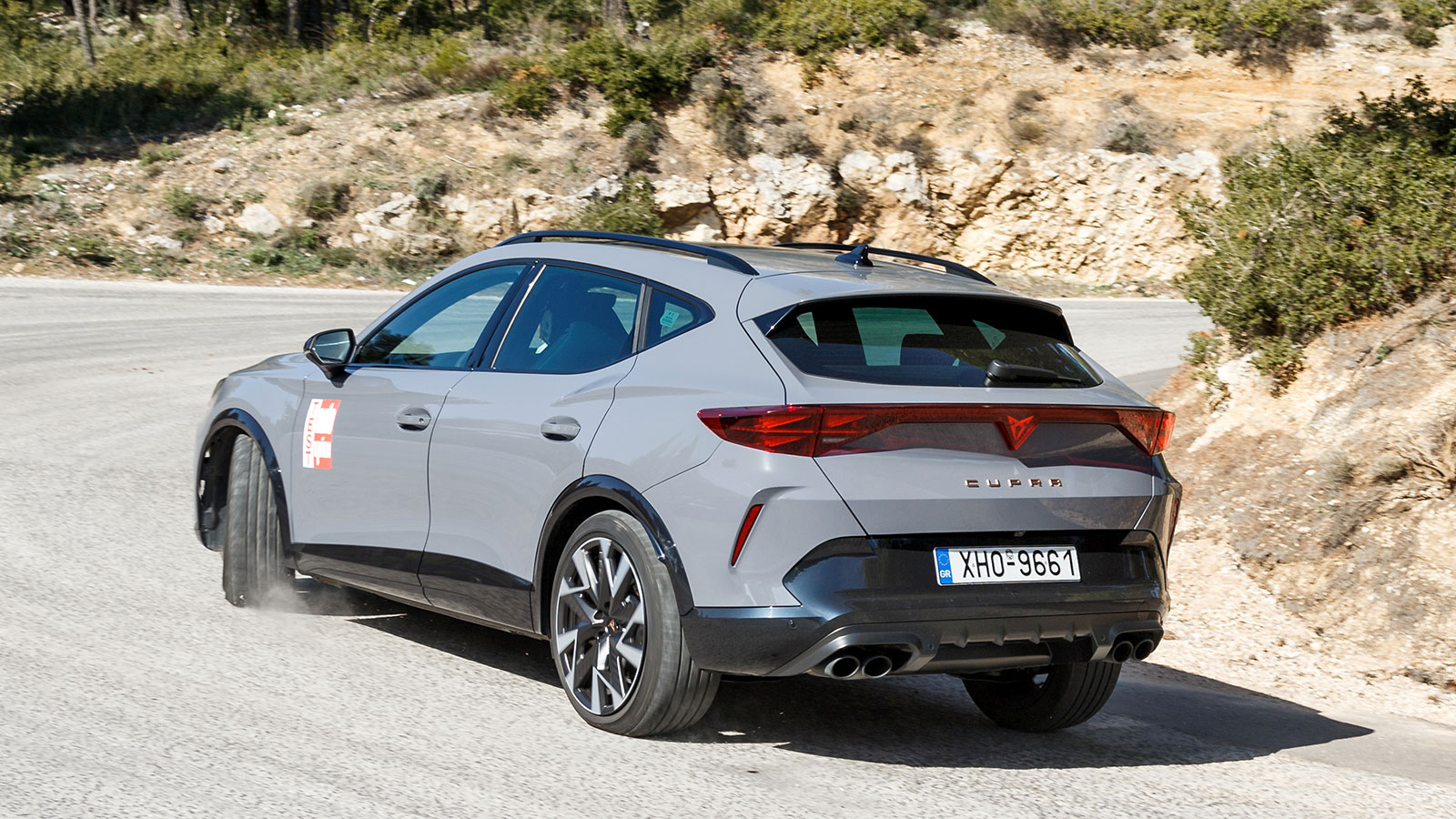 Το Formentor έχει θέση οδήγησης καλύτερη και από hatchback, εξαιρετικό στήσιμο, άμεσο και αποτελεσματικό σύστημα διεύθυνσης και εξελιγμένη τετρακίνηση