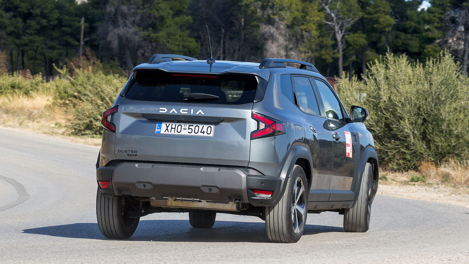 Το 3ης γενιάς Dacia Duster ακολουθώντας την τάση του εξηλεκτρισμού, για πρώτη φορά στην ιστορία του είναι διαθέσιμο ως full hybrid, καταργώντας το die