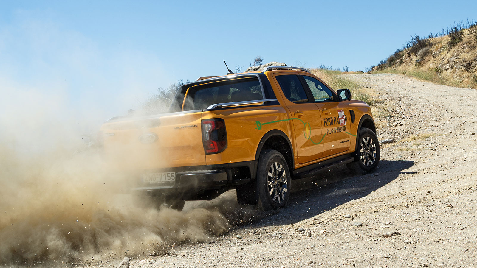 Η ύπαρξη συστήματος τετρακίνησης μόνιμης ή επιλεκτικής (ηλεκτρικά ελεγχόμενης), με μπλοκέ διαφορικά & κοντές σχέσεις, σε συνδυασμό με τη δομή της ανάρ