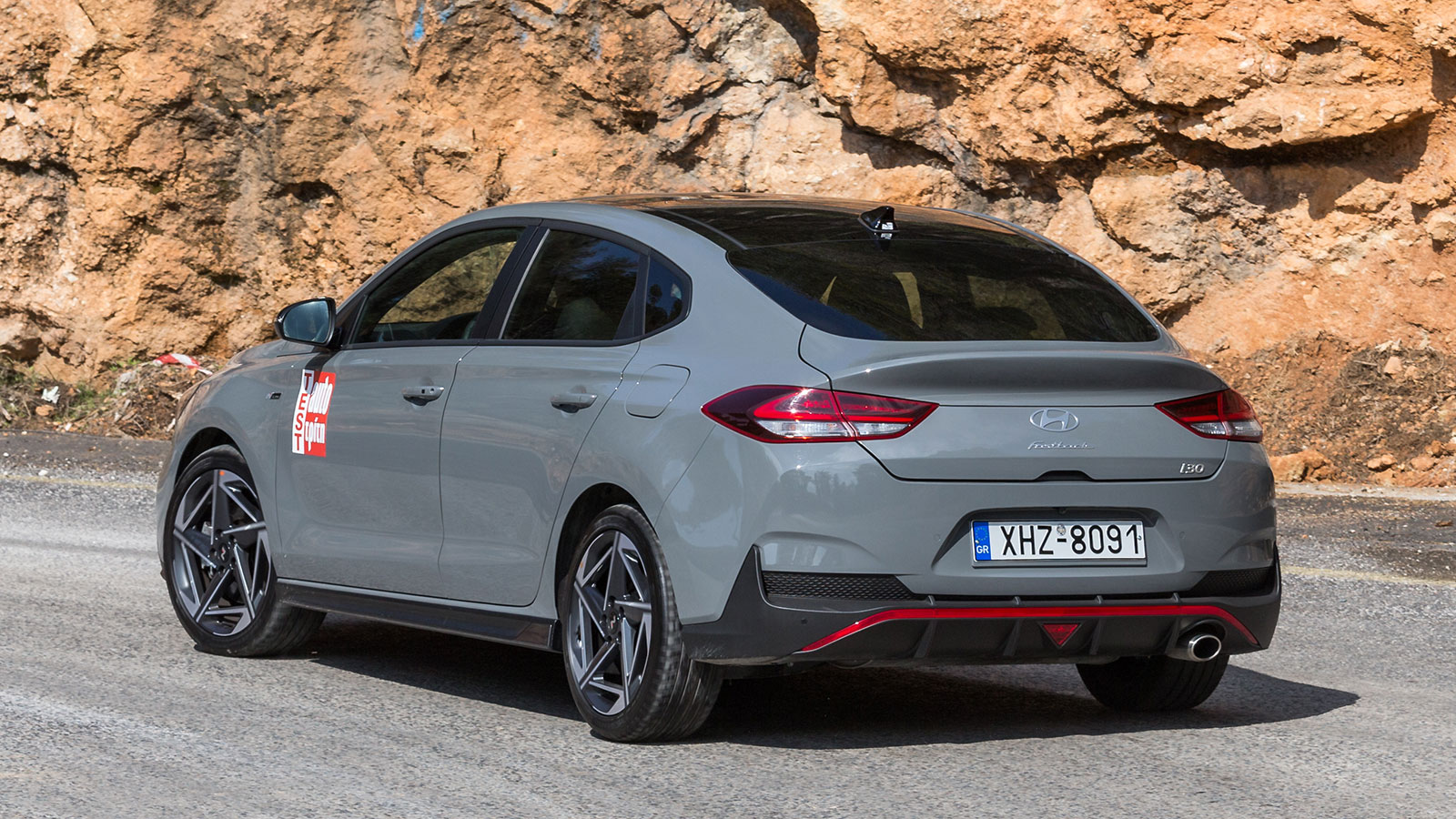 Η πιο σπορτίφ συμπεριφορά του Fastback θα εκτιμηθεί σε δρόμο με στροφές όπου αποδεικνύεται υπέρ του δέοντος ευχάριστο, με τις κλίσεις του αμαξώματος ν