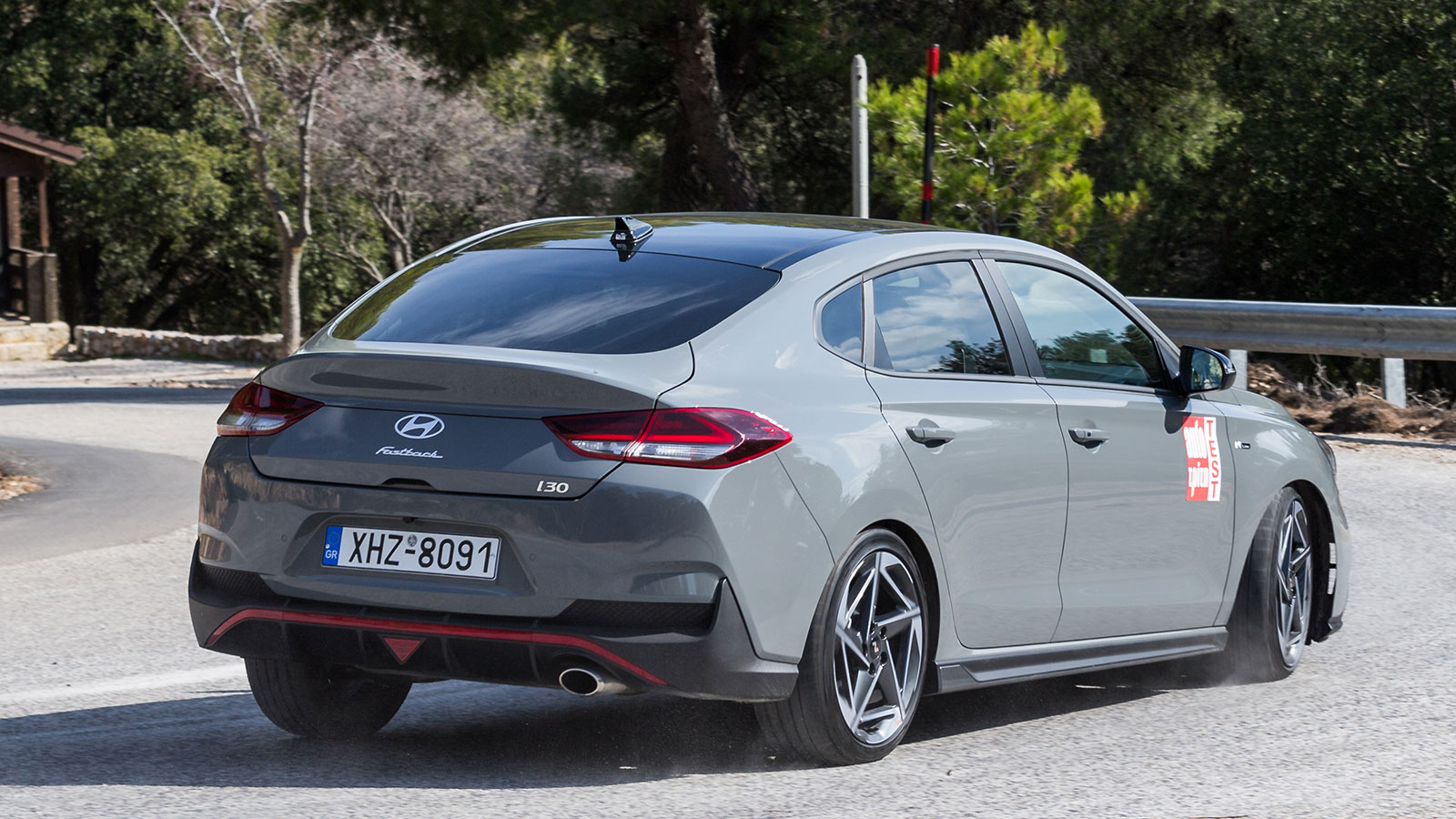 Το i30 Fastback ενσωματώνει δομή πολλαπλών συνδέσμων στην πίσω ανάρτηση, η οποία έχει πιο σφιχτό setup συγκριτικά με το 5θυρο μοντέλο, με αποτέλεσμα η