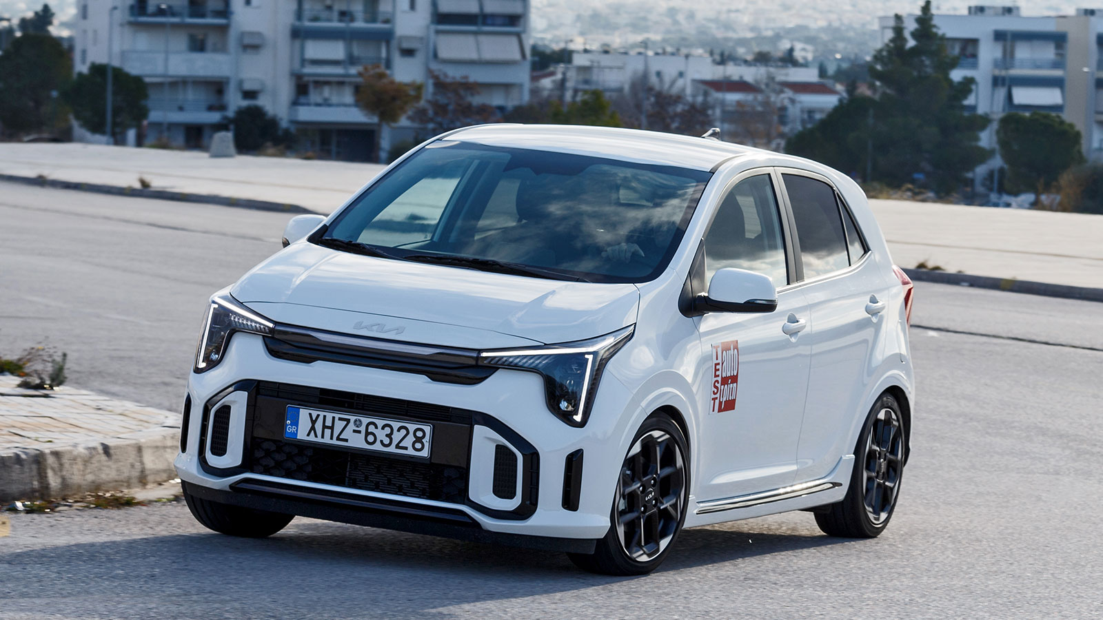 Ο δυναμισμός αναδεικνύεται από την ευρύτερη μάσκα και την προσθήκη μιας οριζόντιας φωτεινής λωρίδας LED που συνδέει τους προβολείς LED με τα φώτα ημέρ