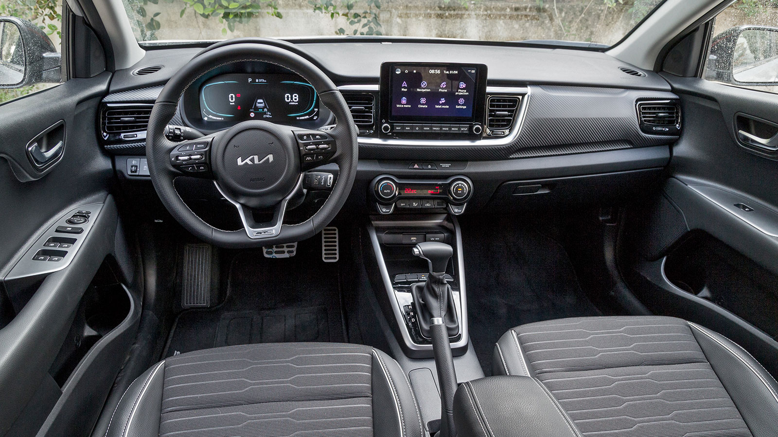 Τα πλαστικά είναι σκληρά, αλλά καλοφινιρισμένα και κυρίως γερά συναρμολογημένα, ενώ οι επενδύσεις αφήνουν μια πιο ποιοτική αίσθηση στην αφή.