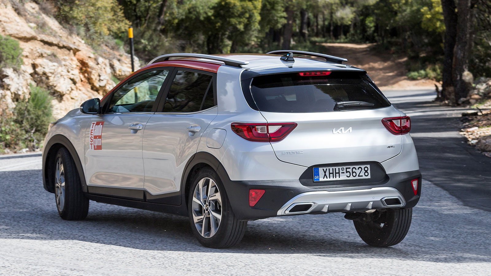 Η οδηγική αίσθηση του Stonic έχει μια σπορτίφ διάθεση για τα δεδομένα της κατηγορίας, λόγω της σφιχτής ανάρτησης και των ικανών μετατροχίων.