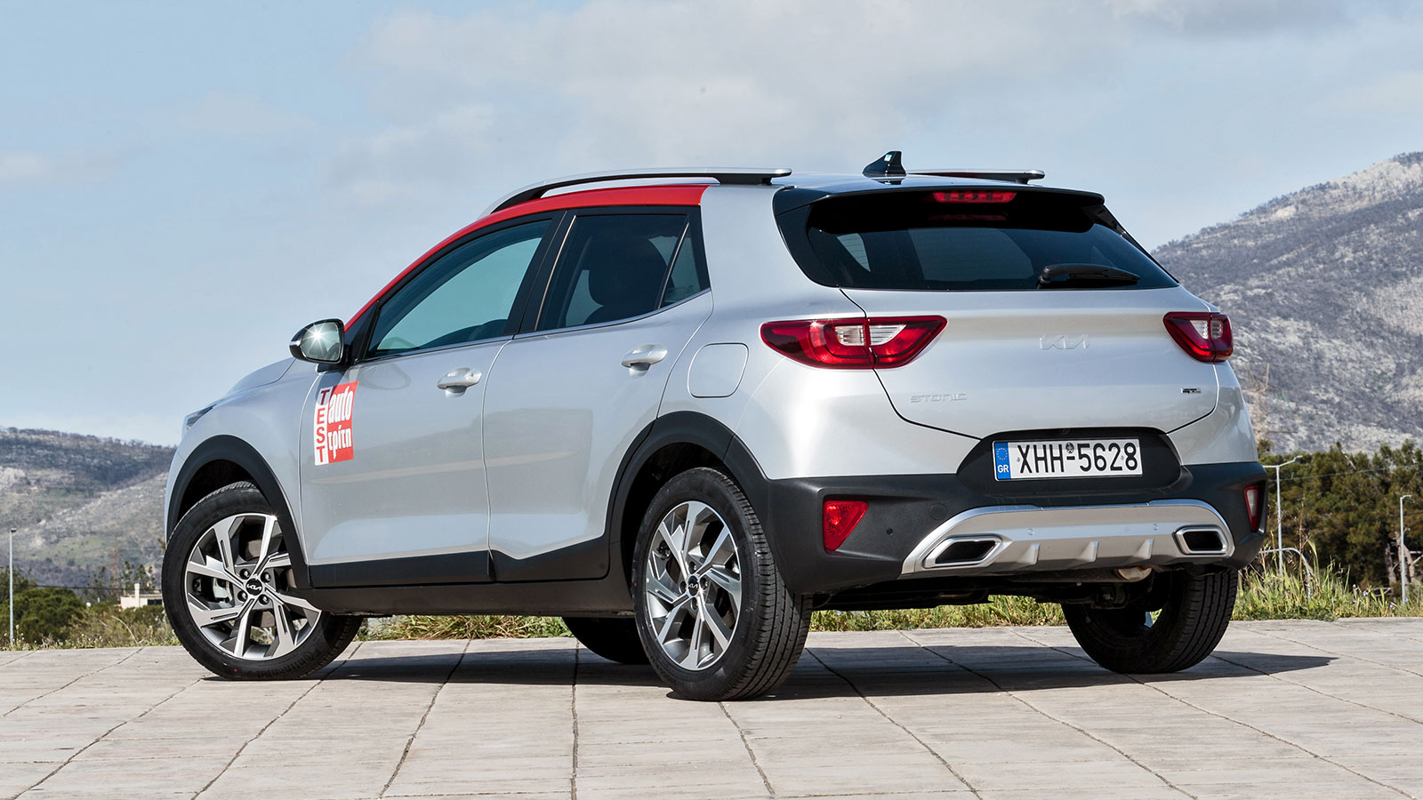 Σχεδιαστικά το Stonic, διατηρεί το νεανικό προφίλ του και τη δυναμική εμφάνιση στο compact αμάξωμα των 4.140 χλστ..