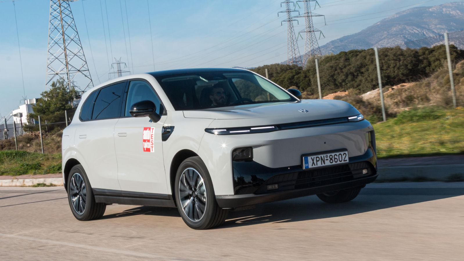 Με την μπαταρία Pro Max (67,1 kWh) του μοντέλου δοκιμής, η τιμή είναι 27.400 ευρώ με βασικό εξοπλιστικό πακέτο Life. 