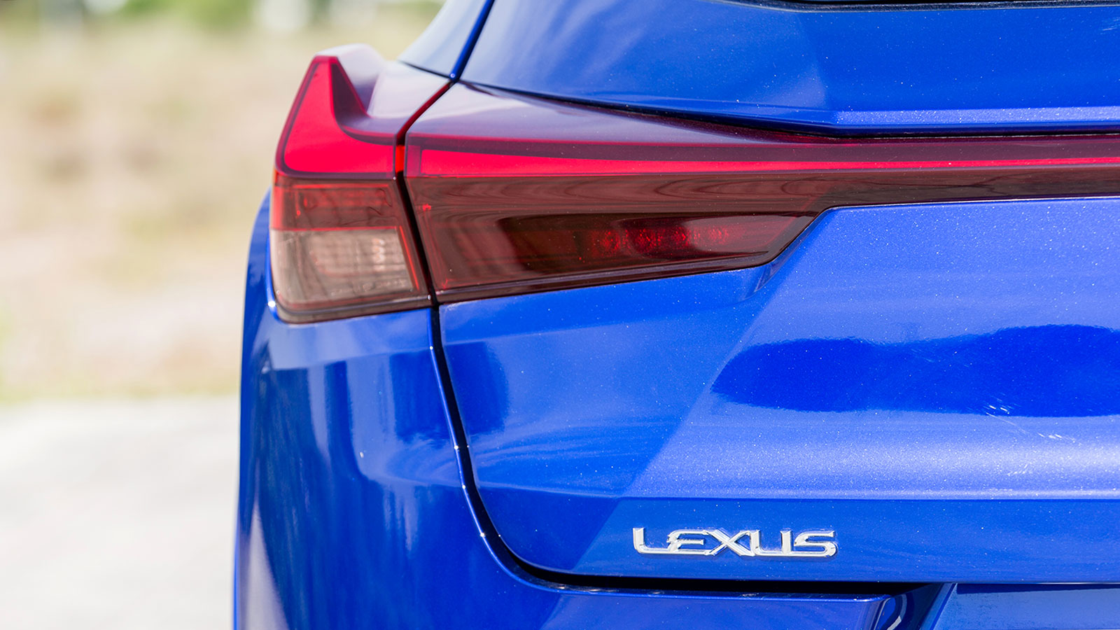 Σε όλο το αμάξωμα ο συνδυασμός ακμών και γωνιών τονίζει τη διαφορετικότητά του, ενώ ως συμπλήρωμα έρχονται τα αιχμηρά  φώτα. 