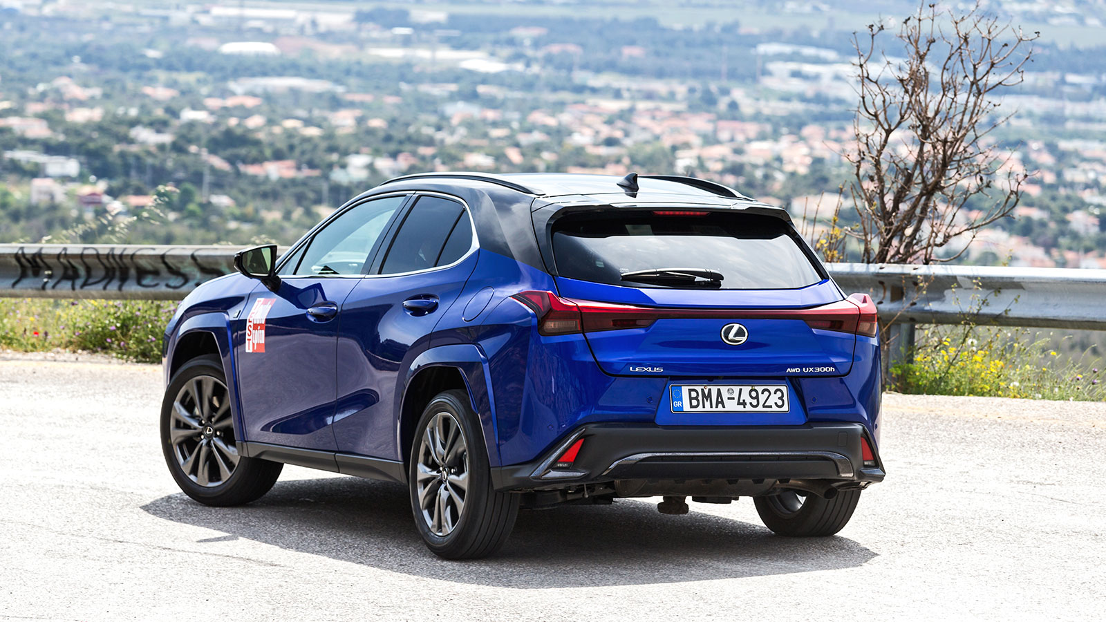 Η ανάρτηση με διπλά ψαλίδια πίσω περνάει με βελούδινο τρόπο πάνω από τις λακκούβες, εξασφαλίζοντας πολύ καλά επίπεδα άνεσης και ποιότητας κύλισης, παρ