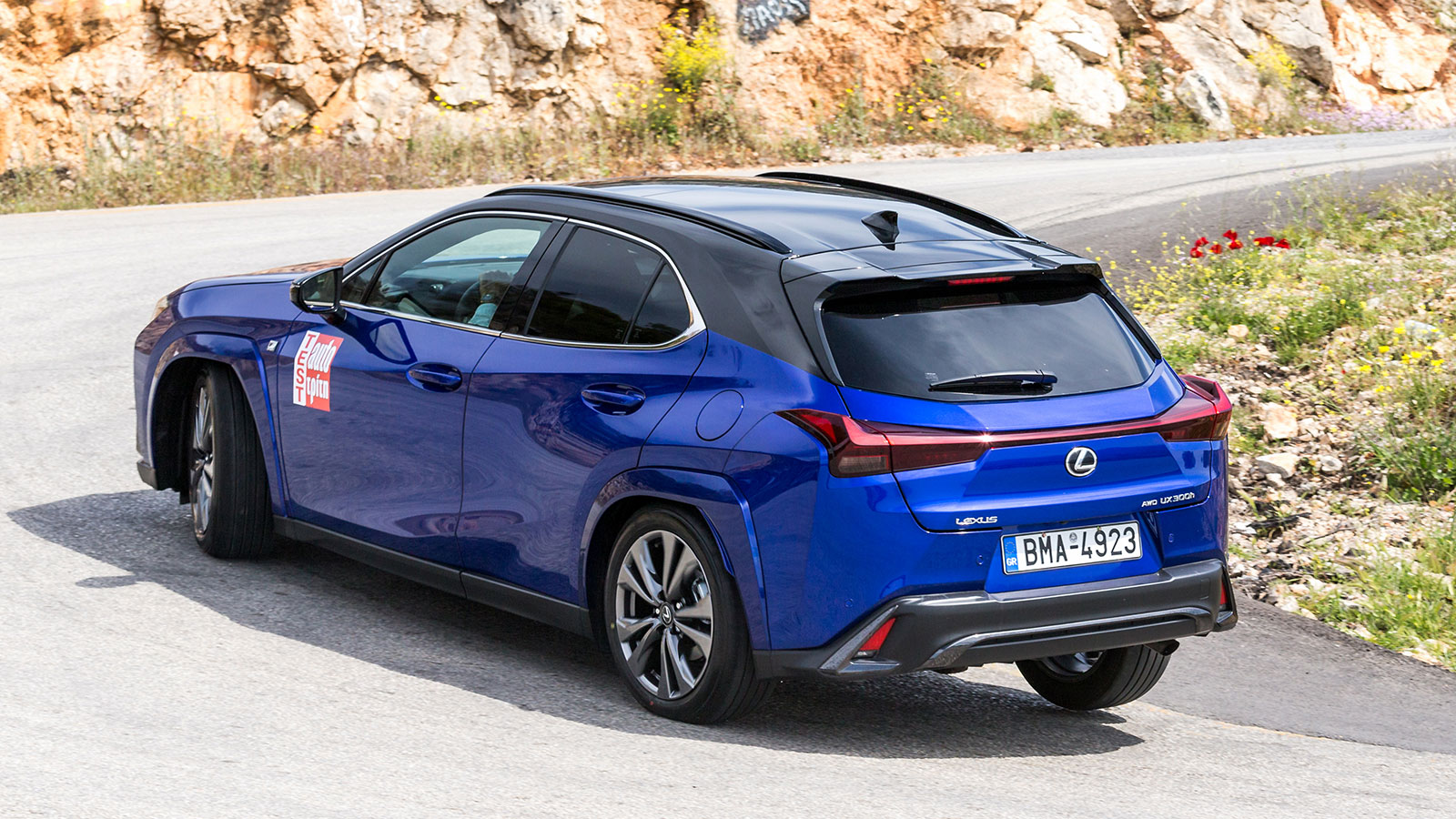 η τετρακίνητη έκδοση 300h της δοκιμής μας, εξοπλίζεται με ένα νέο μοτέρ που είναι συνδεδεμένο στον πίσω άξονα και το οποίο είναι 5,6 φορές πιο ισχυρό,