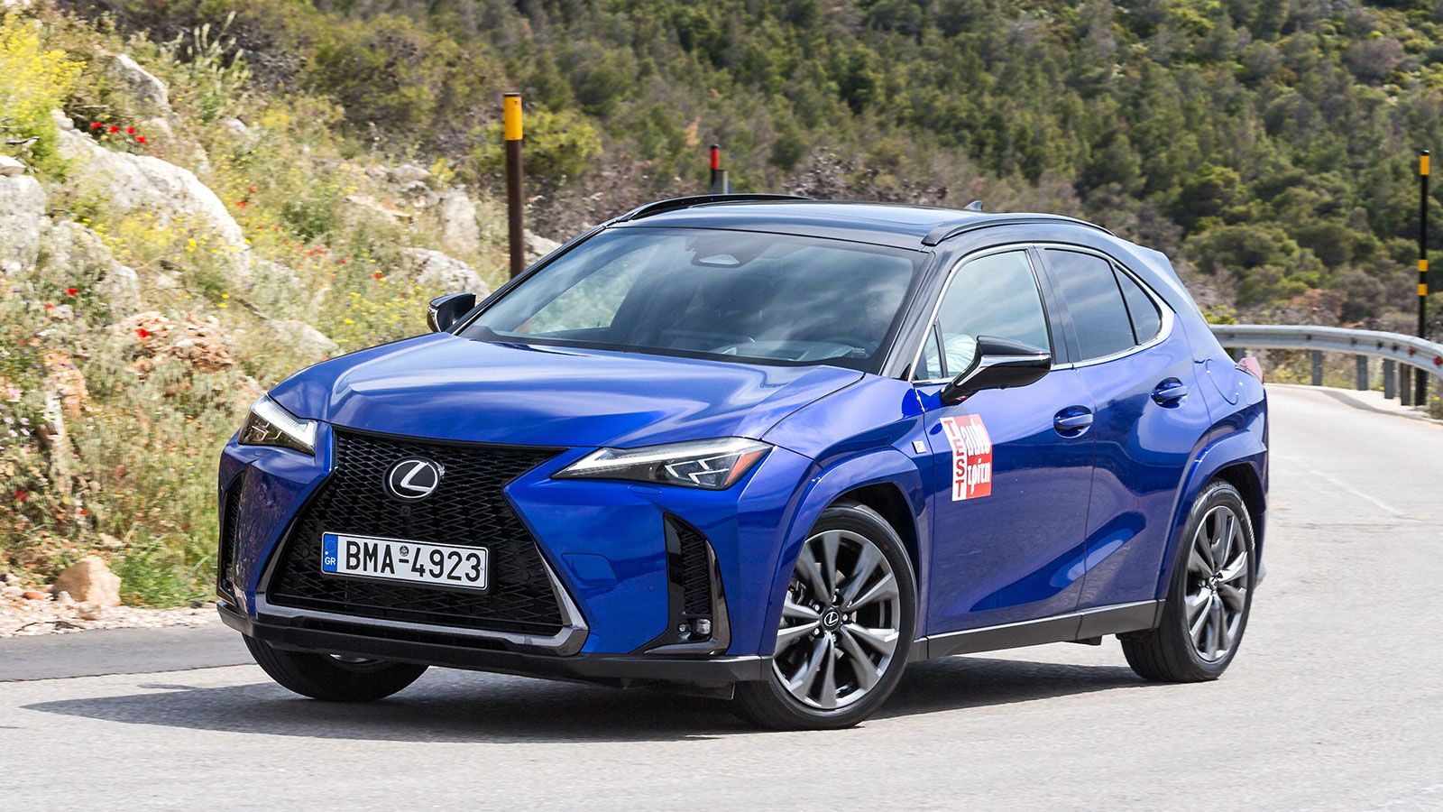 Το UX παράλληλα είναι και εύχρηστο στην καθημερινότητα, λόγω της πολύ καλής θέσης οδήγησης, του μαλακού τιμονιού και τον μόλις 10,4 μ. κύκλο στροφής.