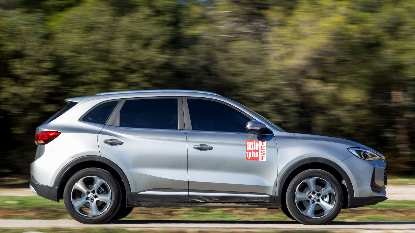 Η μπαταρία έχει χωρητικότητα 1,83 kWh, είναι δηλαδή μεγάλη για υβριδικό και αυτό στην πράξη το MG ZS MAX Hybrid+ εξασφαλίζει οδήγηση για αρκετά χιλιόμ