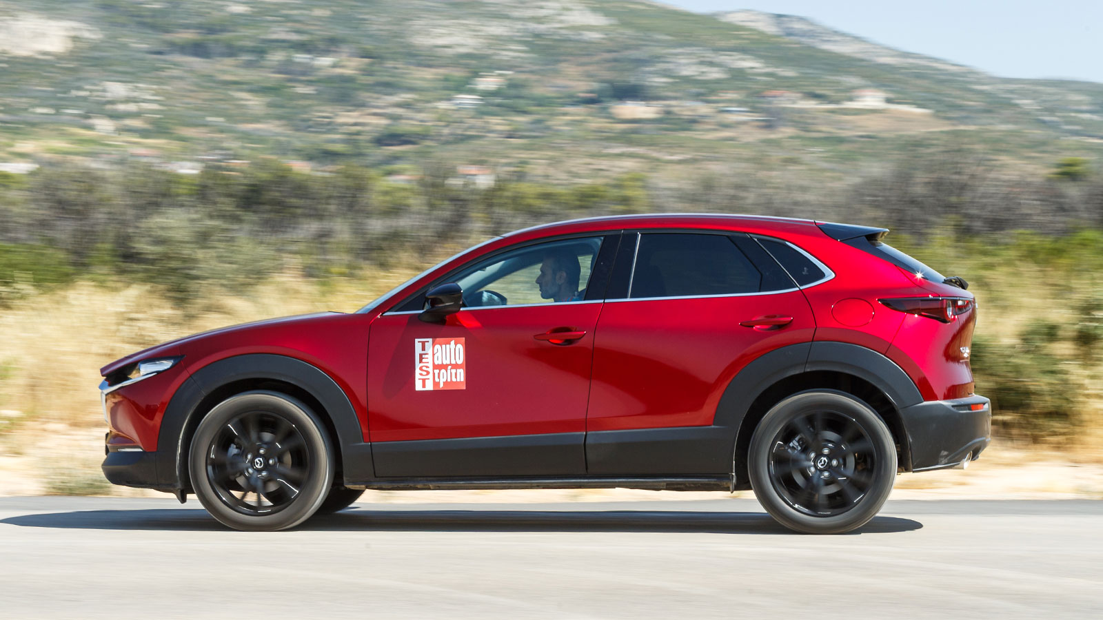 Το CX-30 καίει μόλις 4,8 λτ./100 χλμ. στο ταξίδι, το δεύτερο καλύτερο νούμερο ανάμεσα σε 47 μοντέλα. Από την άλλη βέβαια μέσα στην πόλη καίει 9,1 λτ./