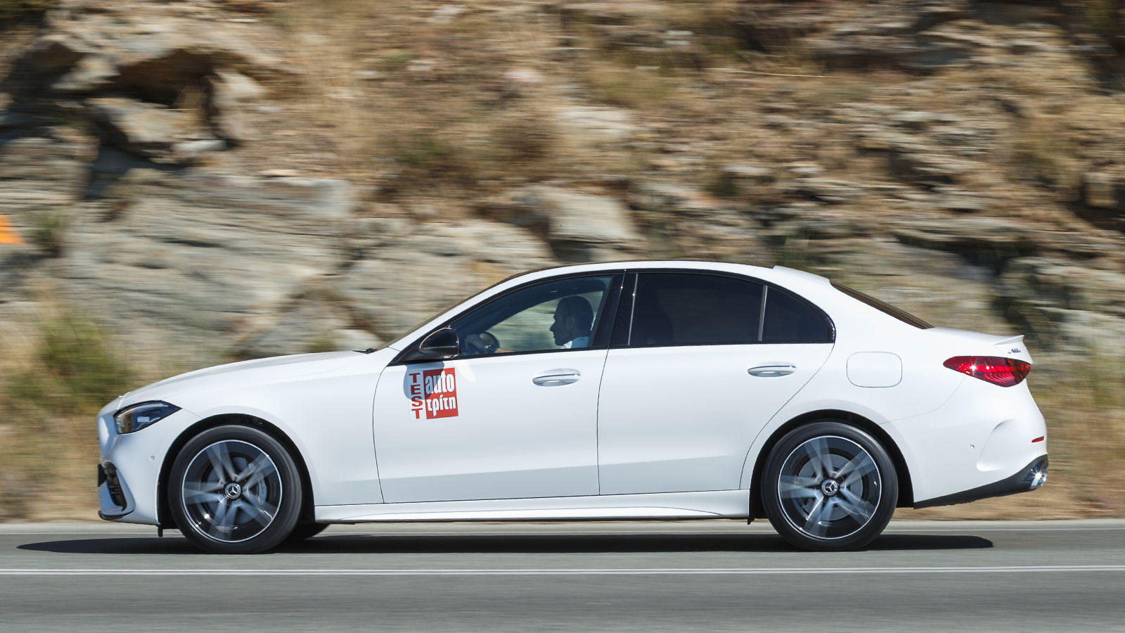H C 400 e χρειάζεται μόλις 5,3 δλ. για να επιταχύνει από στάση στα 100 χλμ./ώρα. Ακόμα πιο εντυπωσιακές είναι οι ρεπρίζ της. Θέλει 2,3 και 3,7 δλ. για