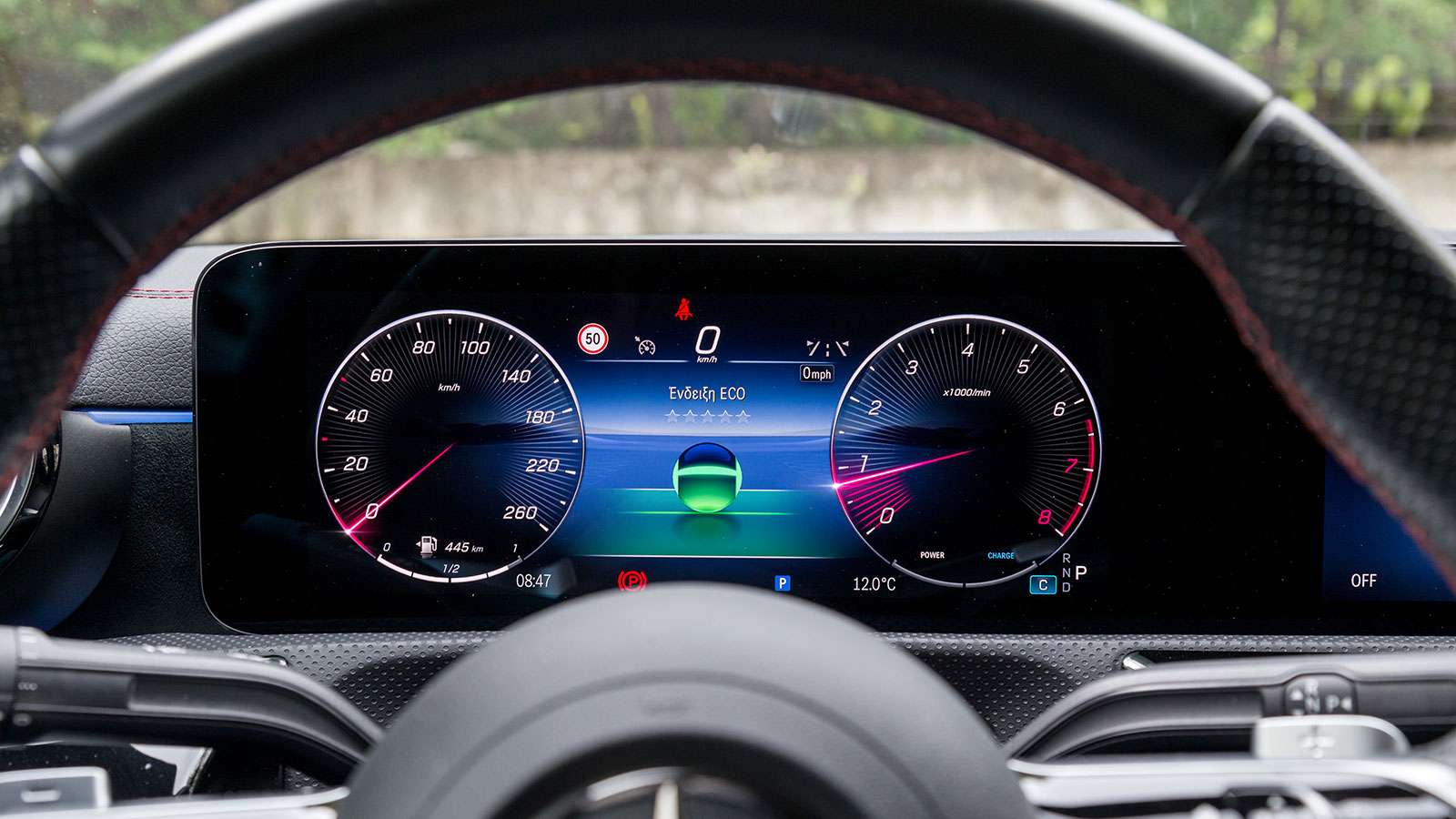 Το αναβαθμισμένο εσωτερικό της CLA είναι σύγχρονο και καλό ποιοτικά ενώ το MBUX απέκτησε στάνταρ τις οθόνες των 10,25 ιντσών και έχει περισσότερο βάθο