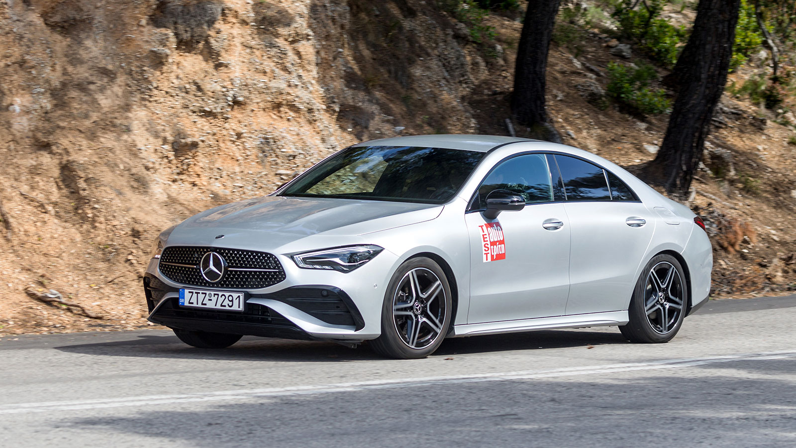 Το βασικότερο σχεδιαστικό προσόν της CLA είναι πως παραπέμπει άμεσα σε αυτοκίνητο της Mercedes και κρατά τις σωστές αποστάσεις από τις Α-Class και C-C