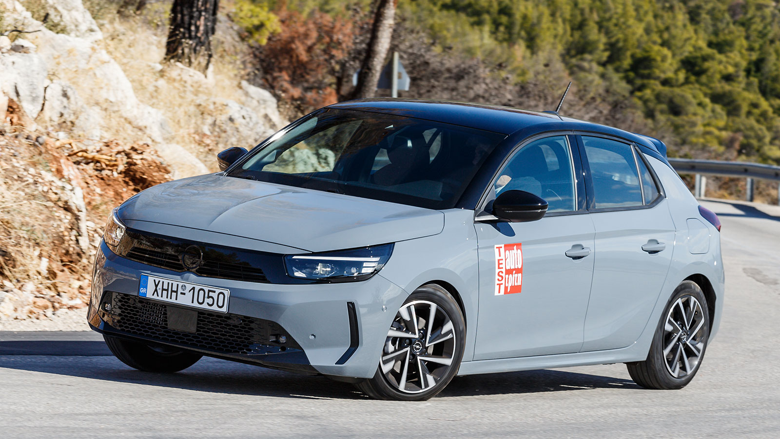 Στο εσωτερικό του νέου Corsa η σχεδίαση έχει οριζόντια αρχιτεκτονική, με ένα πλαστικό σιρίτι, να διχοτομεί το ταμπλό.