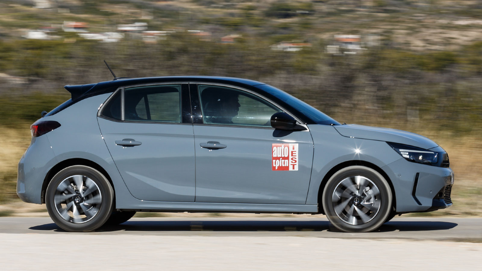 Το μοτέρ του Corsa είναι αρκετά ελαστικό και συνεργάζεται σωστά με το εξάρι χειροκίνητο κιβώτιο, με αποτέλεσμα οι επιδόσεις να είναι από τις καλές της