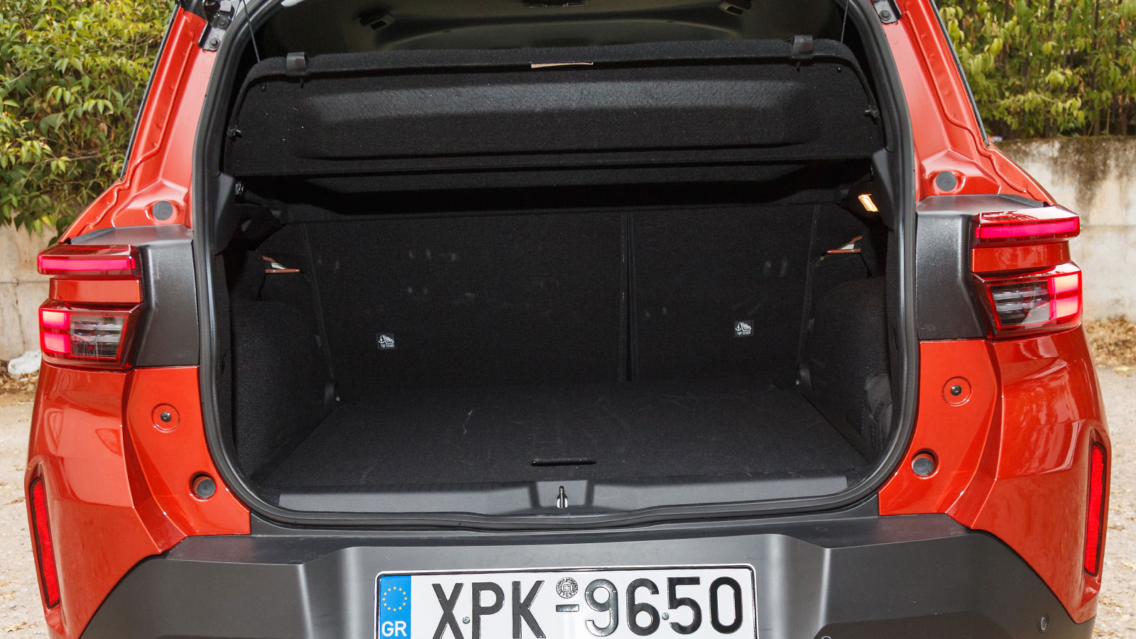 Τα 460 λτ. χωρητικότητας του πορτ-μπαγκάζ μπορεί να μην είναι στα κορυφαία της κατηγορίας, αλλά είναι αρκετά για τις οικογενειακές ανάγκες. 