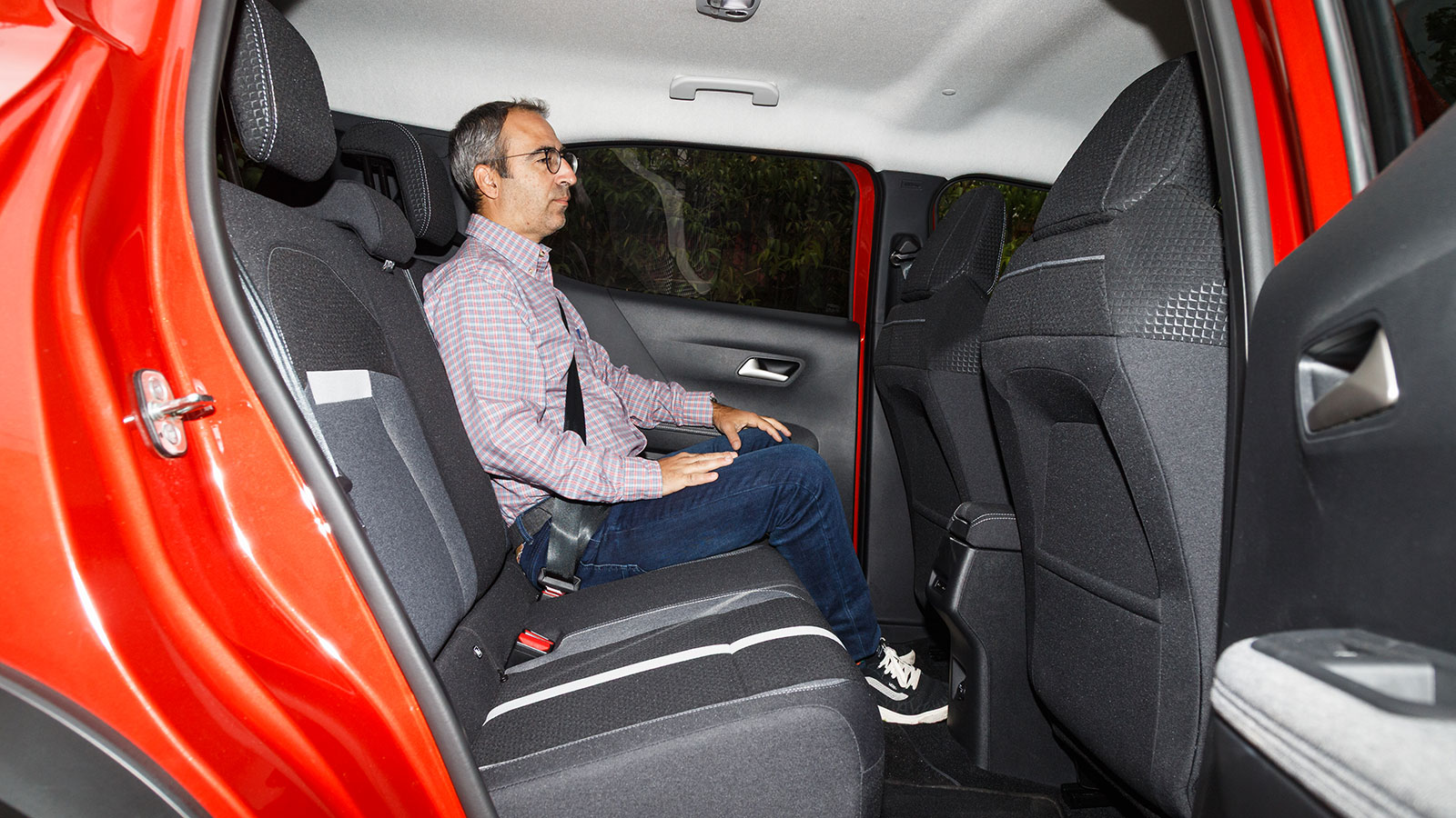 Το Fronetra έχει το μεγαλύτερο χώρο για τα πόδια των πίσω επιβατών στην κατηγορία του, με 24 εκ. να χωρίζουν το γόνατο του επιβάτη μέχρι την πλάτη του