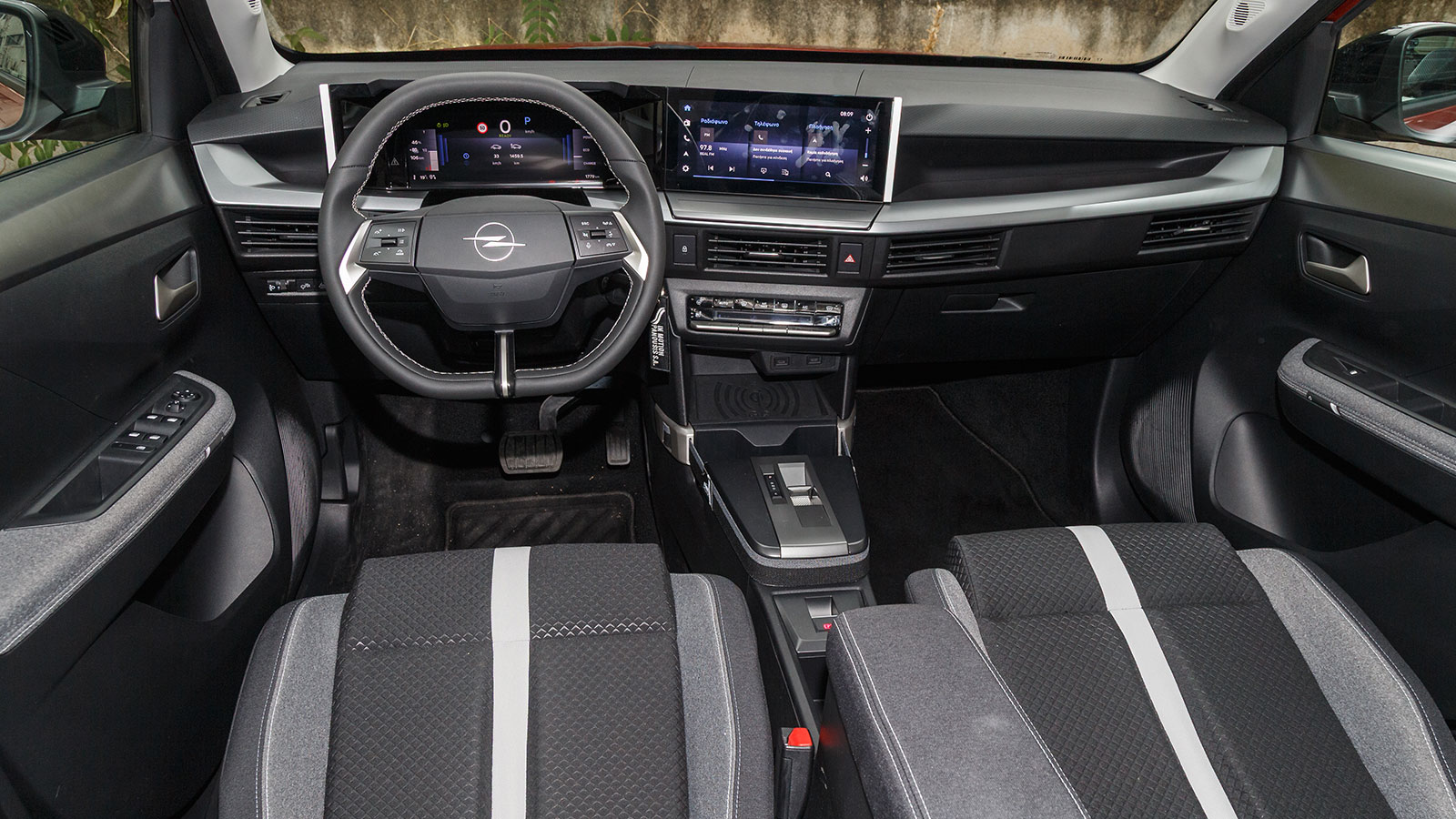 Σύγχρονο αισθητικά είναι και το εσωτερικό του νέου Frontera, με καθαρές γραμμές και ένα λιτό, λειτουργικό διάκοσμο.