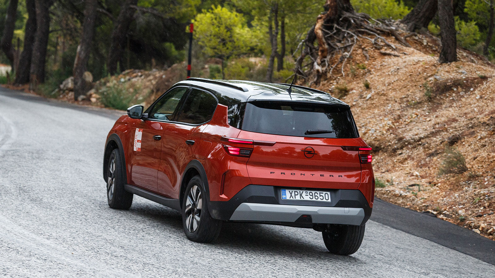 Το χαμηλότερο κέντρο βάρους σε σχέση με το βενζινοκίνητο μοντέλο έχει μειώσει ακόμα περισσότερο τις κλίσεις στις μετατοπίσεις του βάρους, με το αμάξωμ