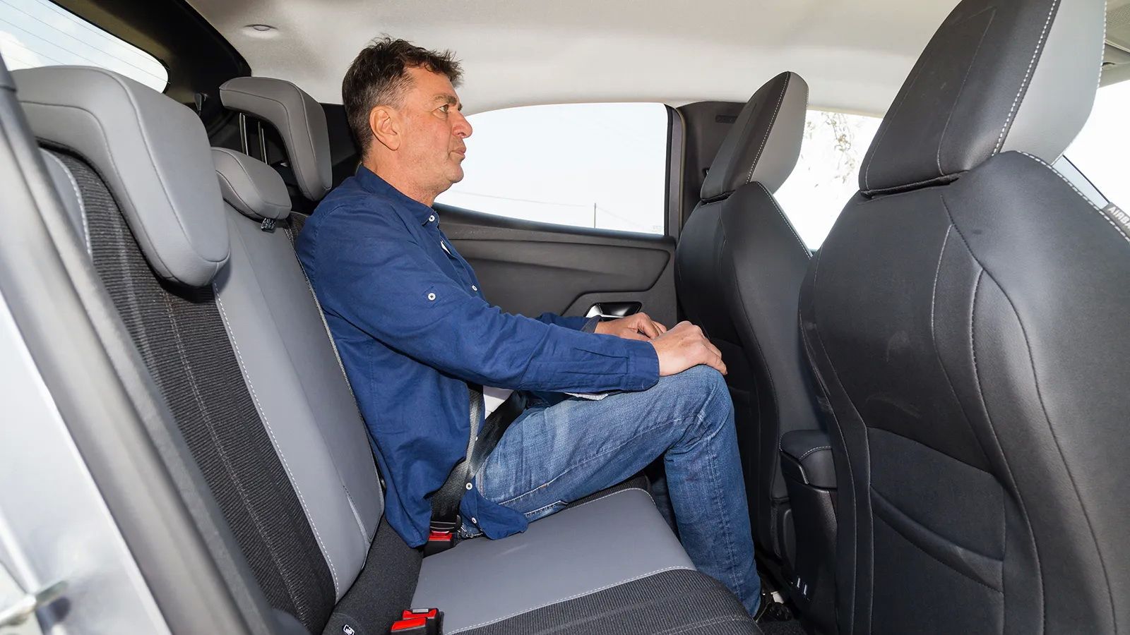 To Opel Mokka διακρίνεται για τον «αέρα» για τα πόδια των πίσω επιβατών, οι οποίοι έχουν 15,5 εκ. περιθώριο για τα γόνατά τους. 