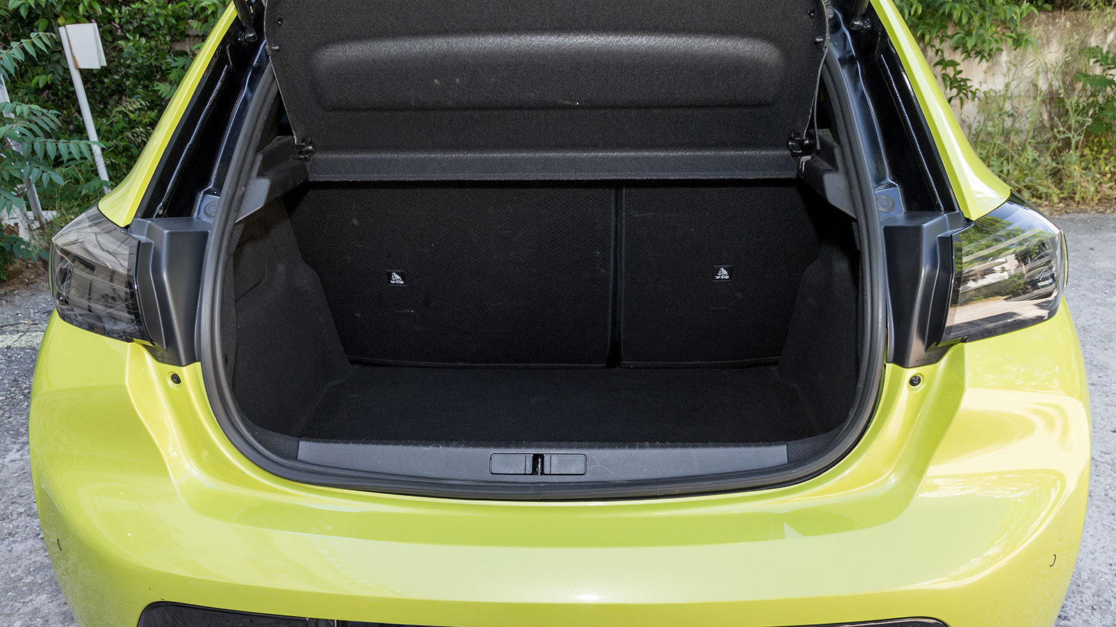 Ο ωφέλιμος χώρος του πορτ-μπαγκάζ του 208 μετρήθηκε στα 317 λίτρα. 