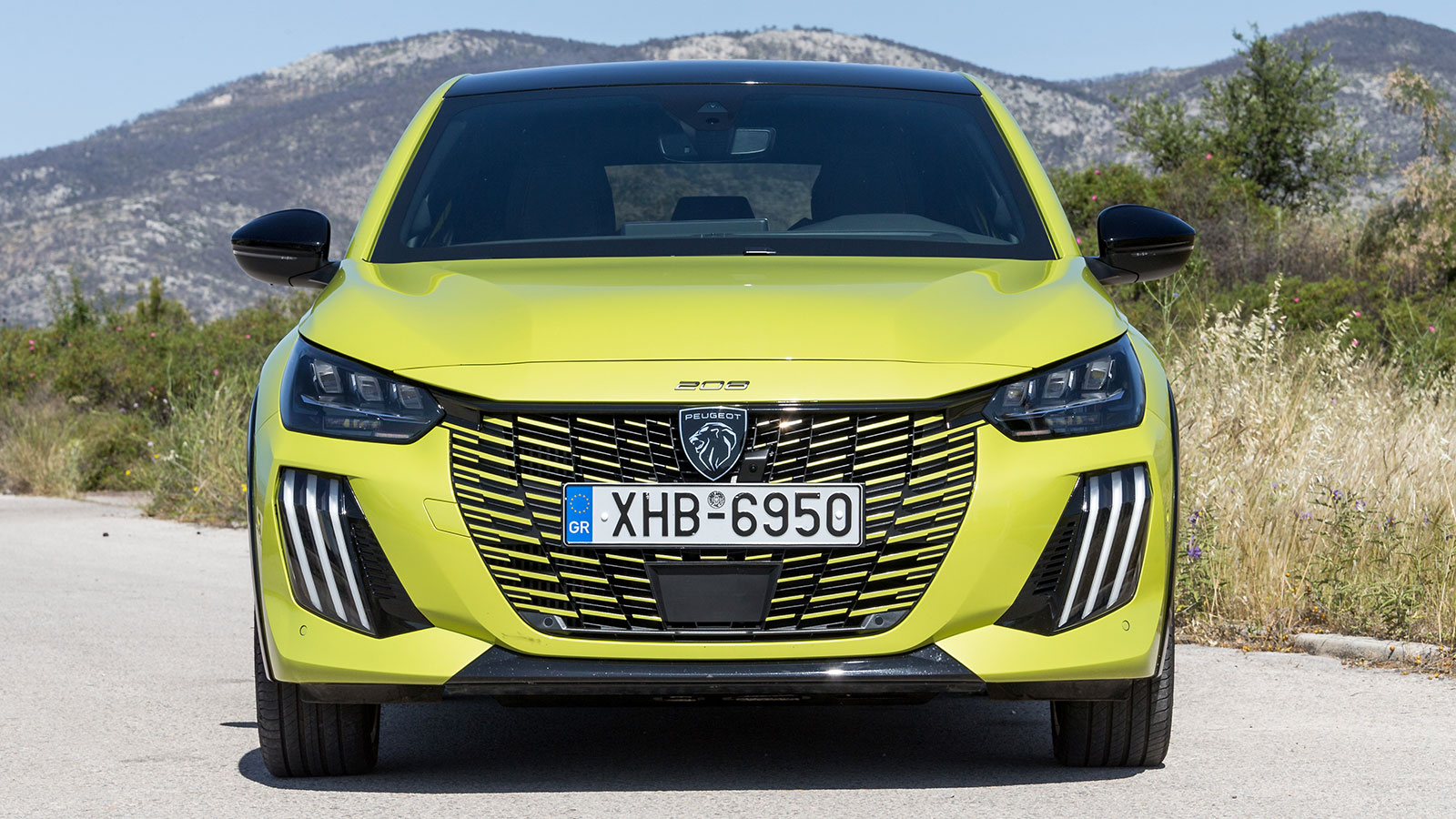 Το Peugeot 2008 σχεδιαστικά είναι φρέσκο, όμορφο και δυναμικό. Αυτό οφείλεται βέβαια στη σχεδίαση του μπροστινού μέρους όπου κυριαρχεί η μάσκα με τη μ