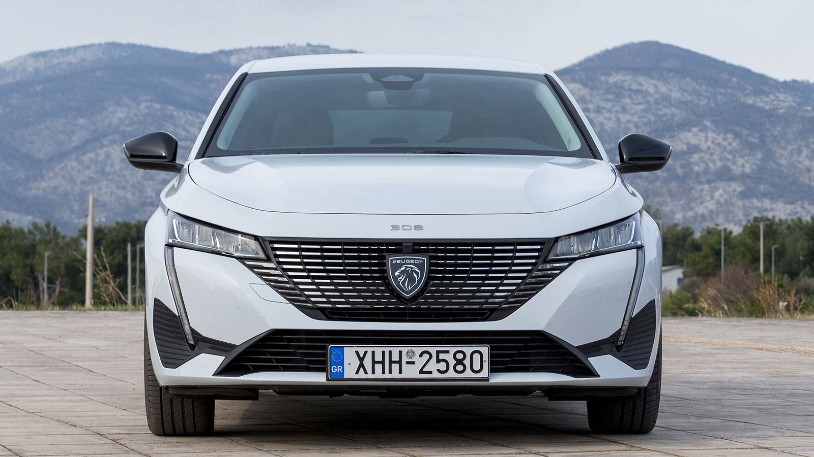 Το Peugeot 308 ξεχωρίζει άμεσα χάρη στην κυψελωτή γρίλια του με το ρετρό λόγκο και των αιχμηρών, κάθετων LED, τα οποία προσθέτουν τον απαραίτητο δυναμ