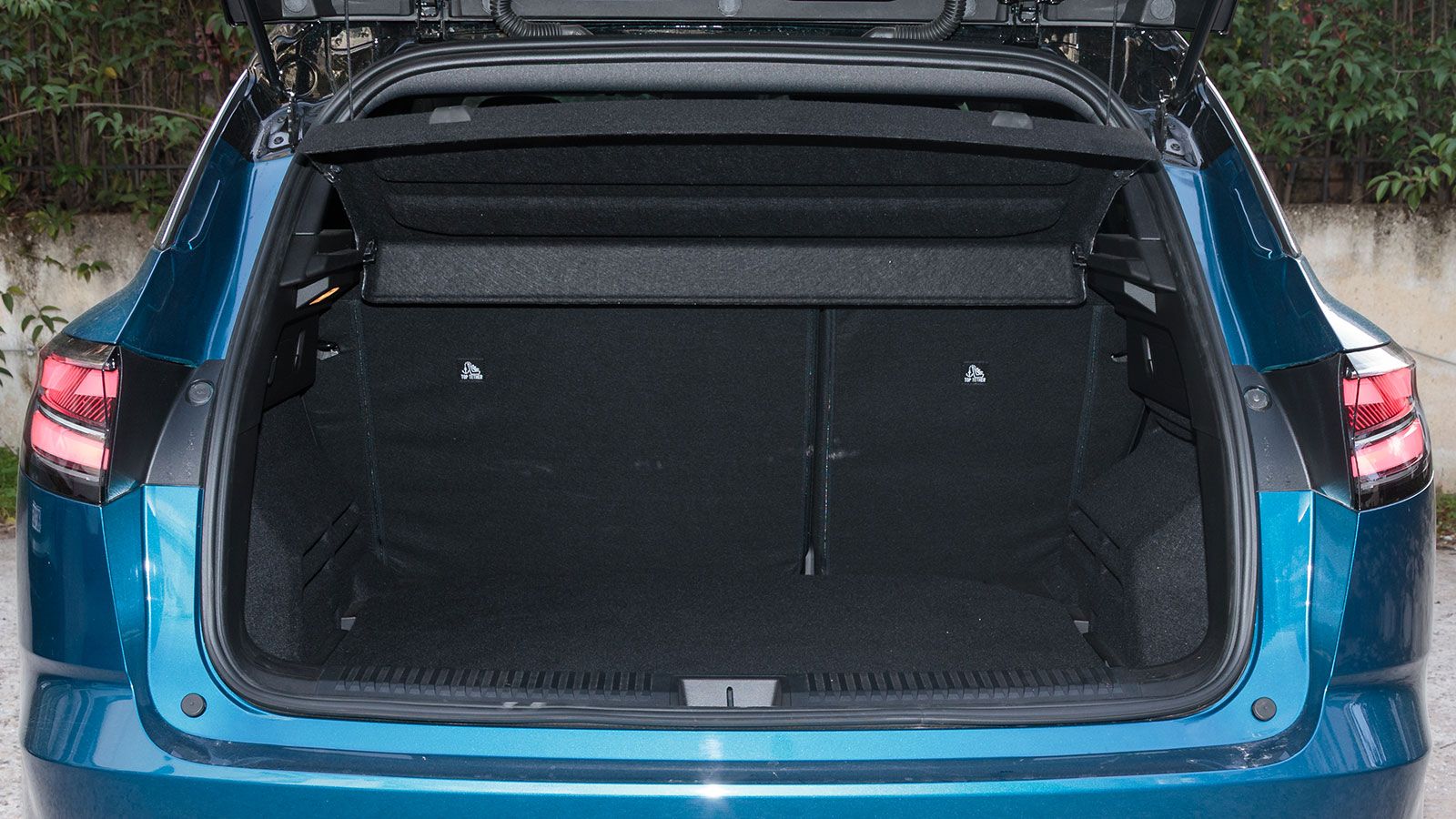 Το πίσω κάθισμα μπορεί να συρθεί κατά 160 χλστ., επιτρέποντας την ευέλικτη διαμόρφωση του χώρου αποσκευών από 500 έως 575 λίτρα.